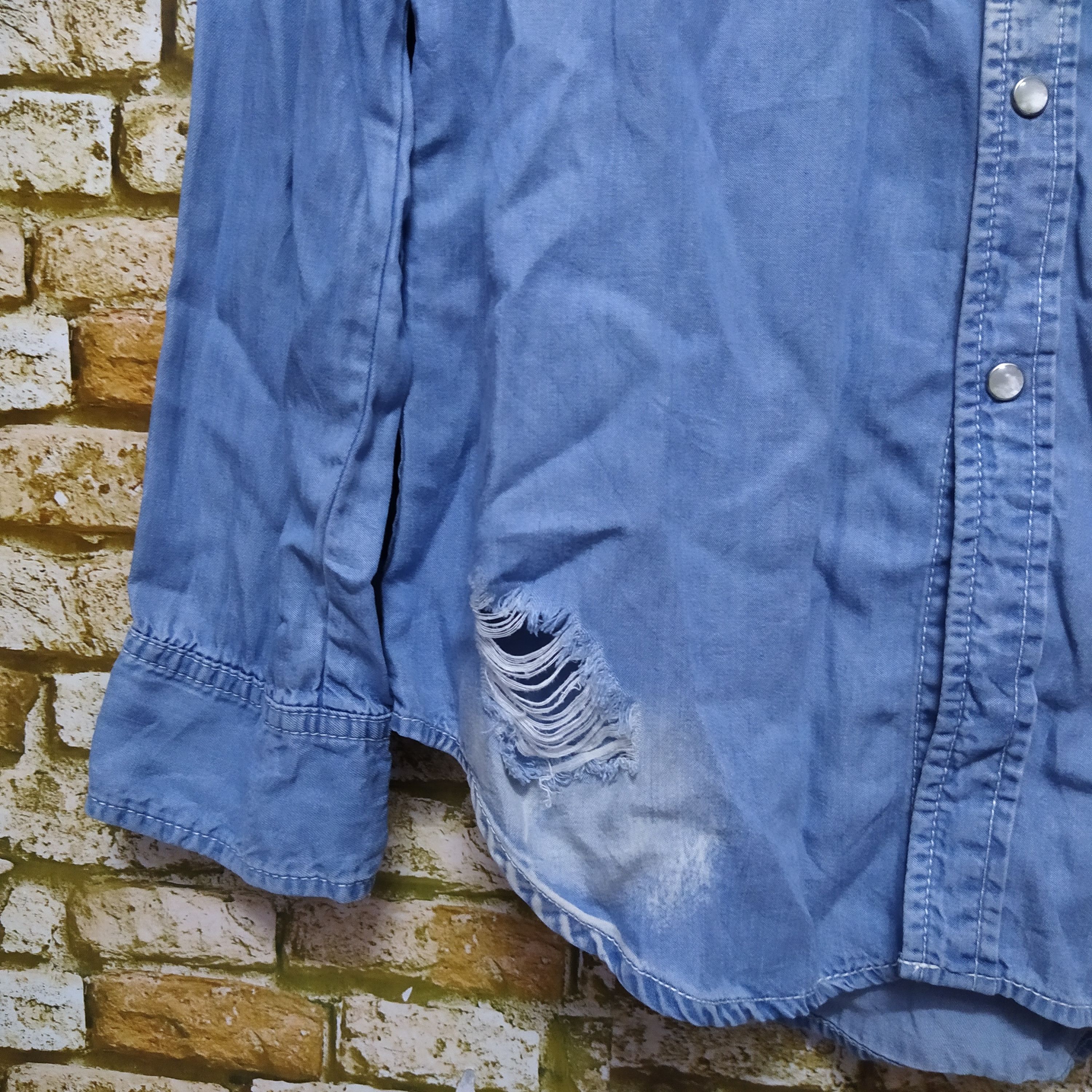 Japanese Brand JOHNNY WOLF DISTRESSED PEARL DENIM SHIRT (D79) Size US M / EU 48-50 / 2 - 2 Thumbnail
