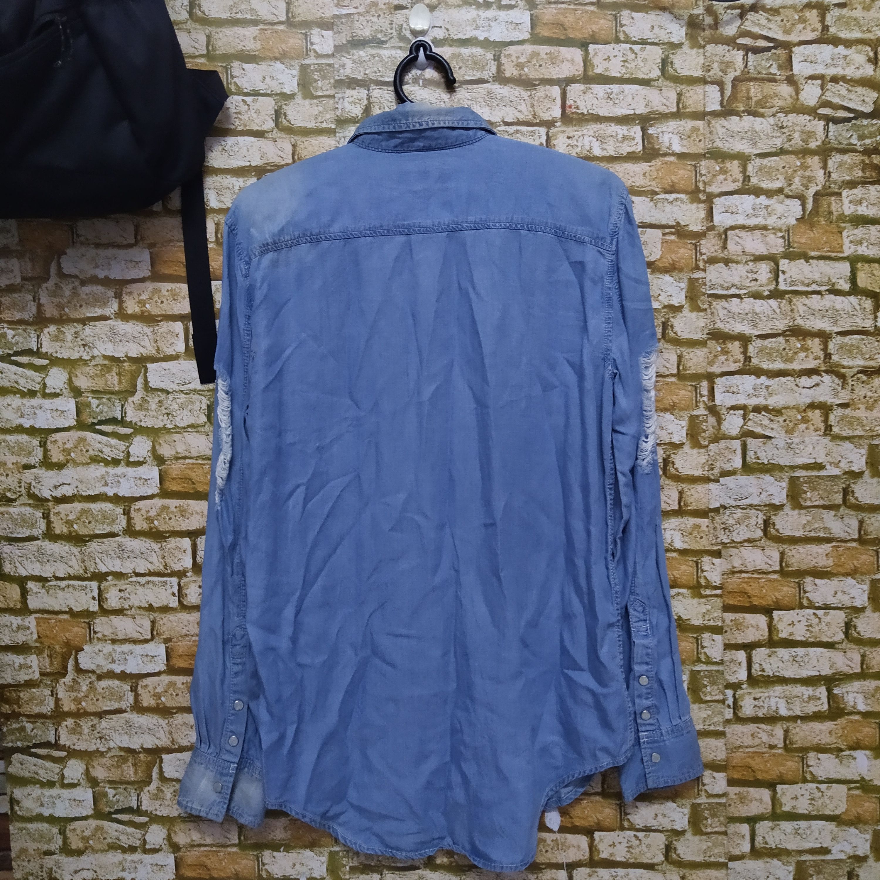 Japanese Brand JOHNNY WOLF DISTRESSED PEARL DENIM SHIRT (D79) Size US M / EU 48-50 / 2 - 6 Thumbnail