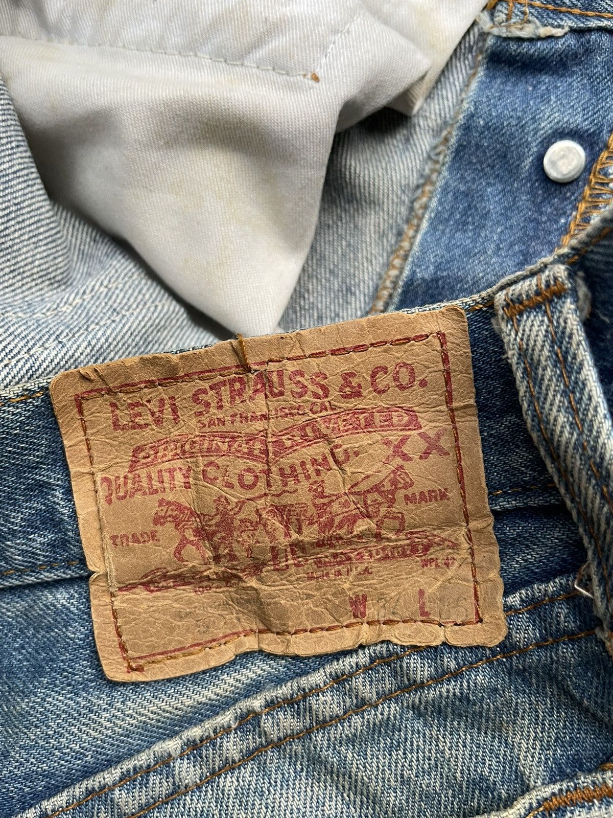 Levi's Vintage 1983 Levis 501 e Usa Faded Distresed Size US 33 - 13 Thumbnail