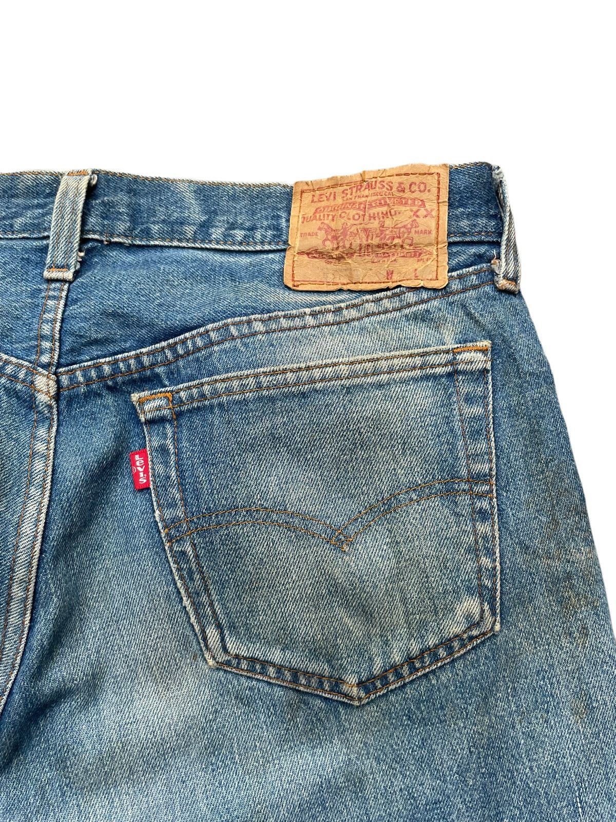 Levi's Vintage 1983 Levis 501 e Usa Faded Distresed Size US 33 - 12 Thumbnail