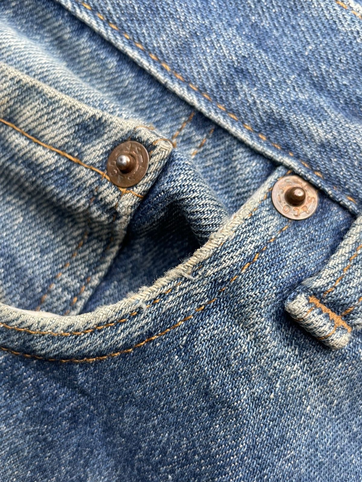 Levi's Vintage 1983 Levis 501 e Usa Faded Distresed Size US 33 - 21 Thumbnail