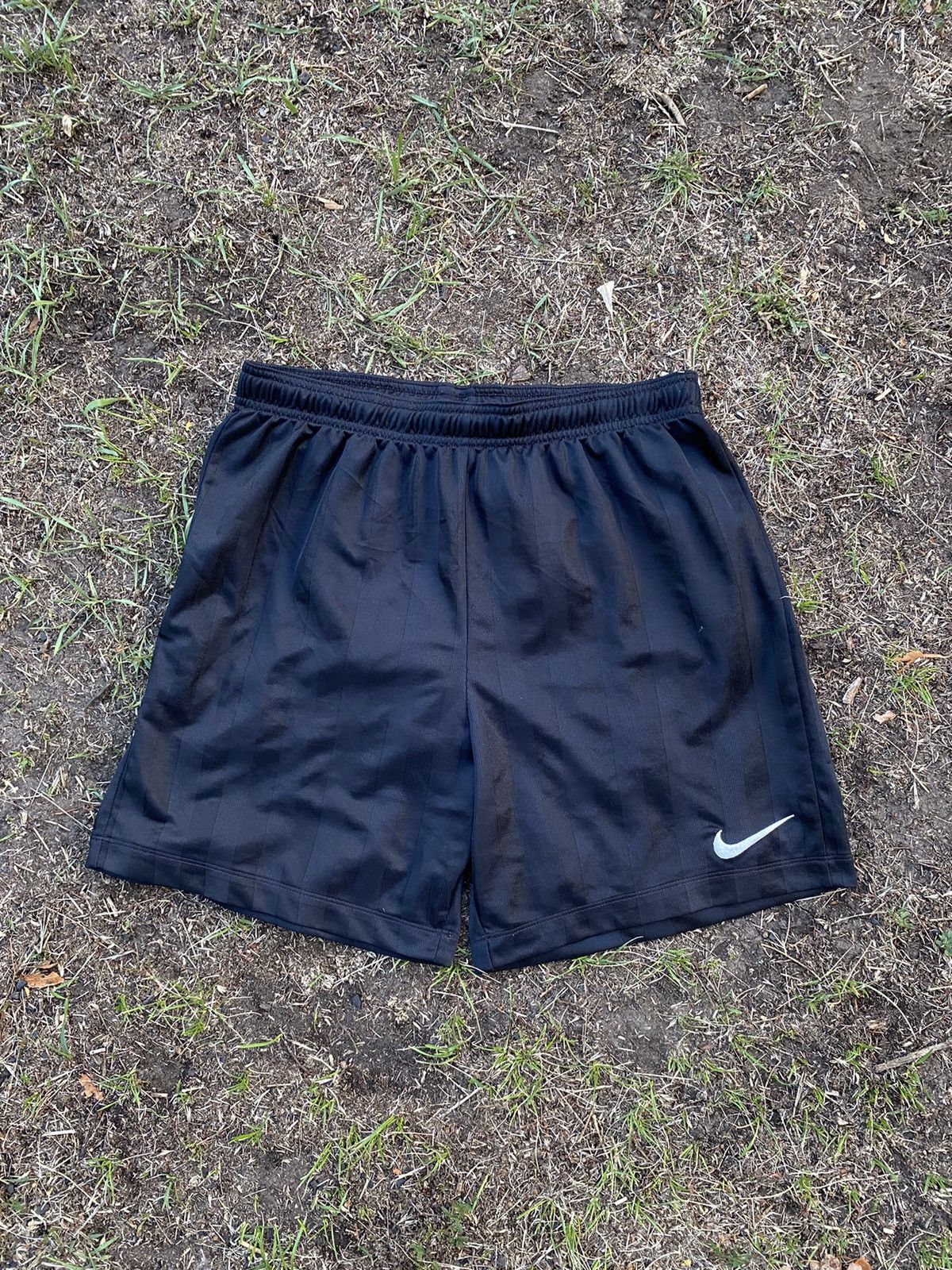 Nike Vintage Nike shorts streetwear swoosh casual y2k size M Size US 32 / EU 48 - 1 Thumbnail