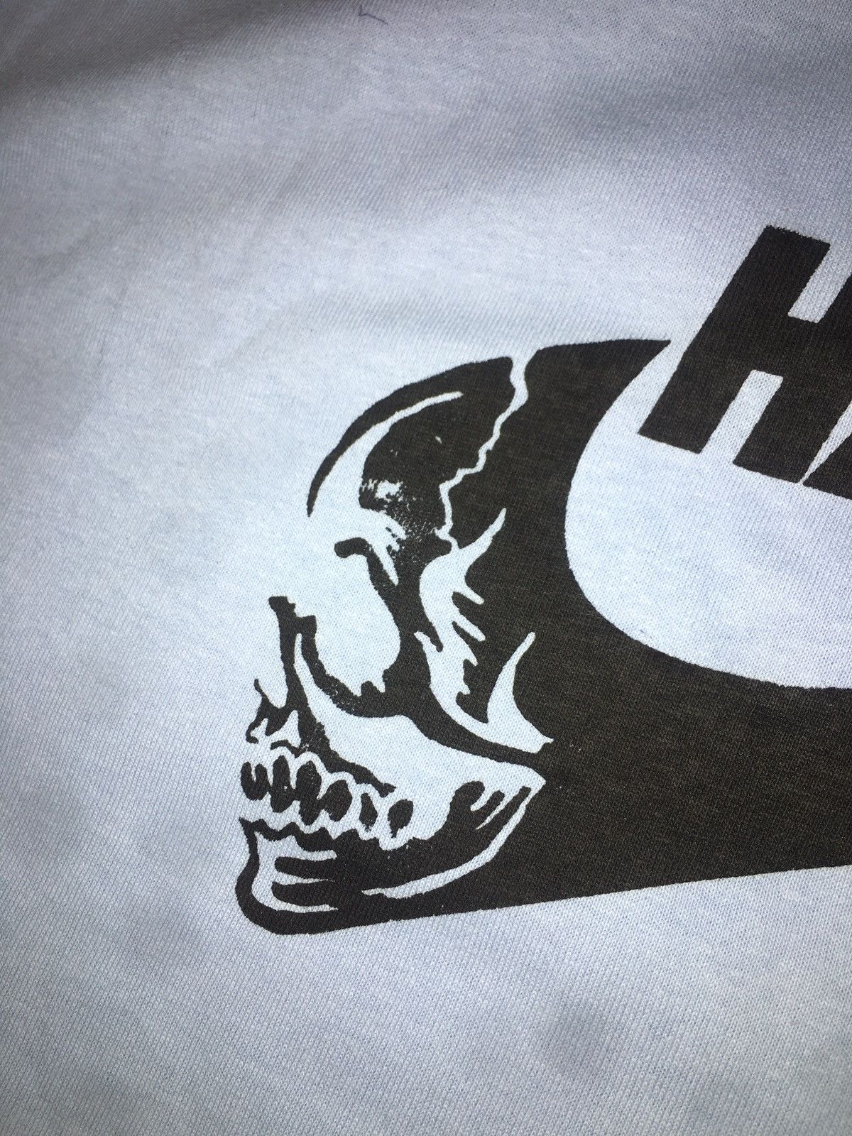 Nike skull logo sale