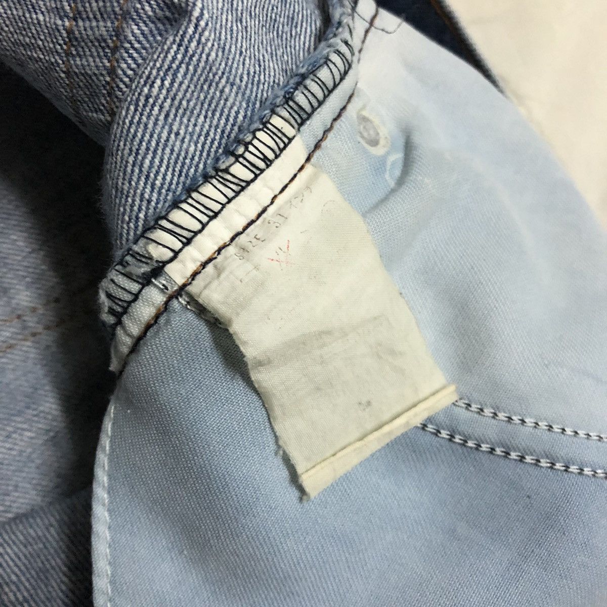 Levi's × Vintage Vintage Levi’s Buckleback Capital e Non Selvedge Size US 30 / EU 46 - 2 Thumbnail