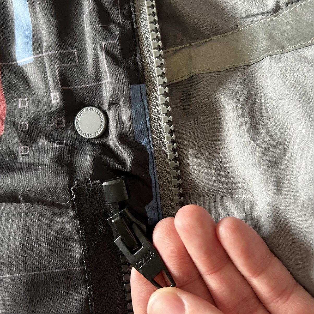 C2H4 SYSTEM ON CARBON REVERSiBLE USER iNTERFACE DOWN PUFFER VEST Size US L / EU 52-54 / 3 - 11 Thumbnail