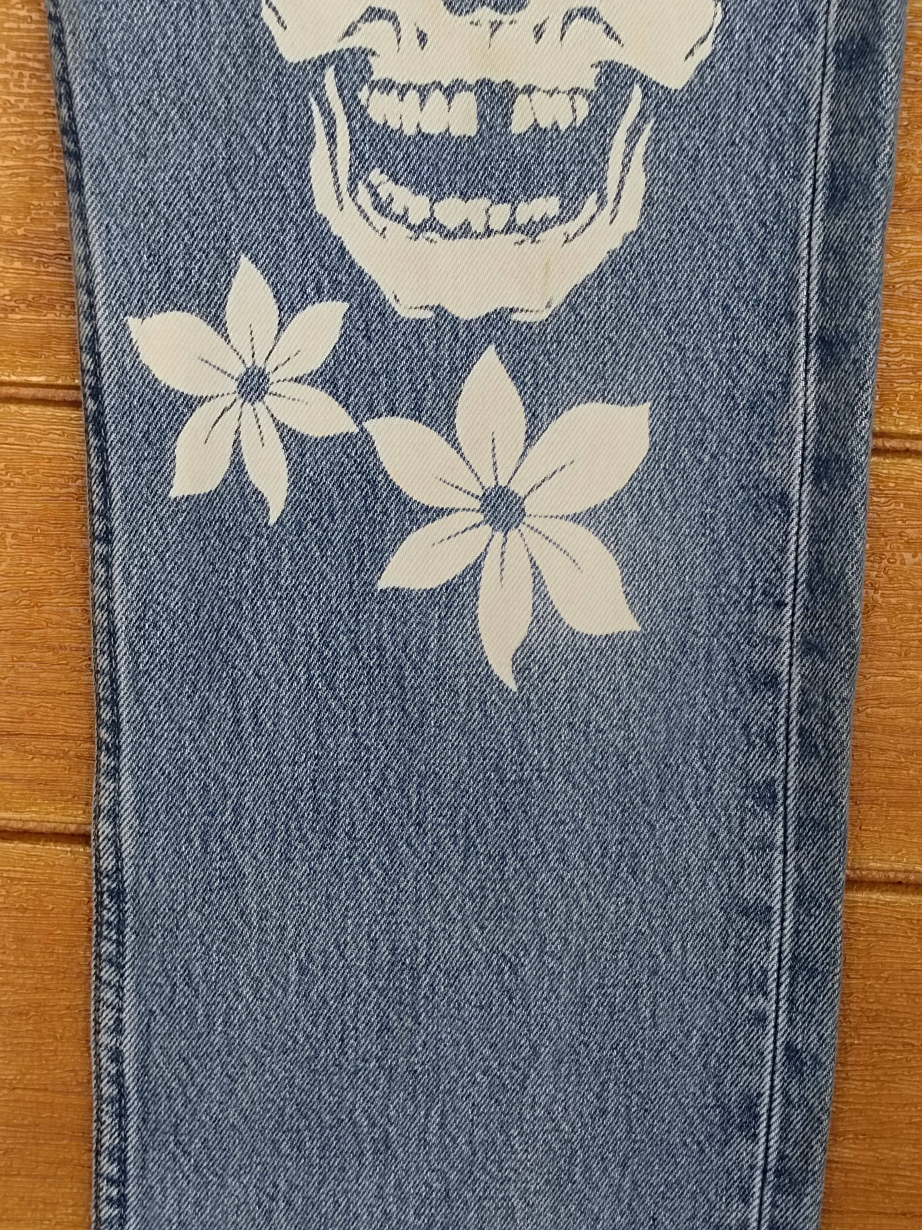 Levi's Vintage Clothing Vintage 90s LEVIS 501 Skull & Flowers Denim Jeans Size US 29 - 8 Thumbnail