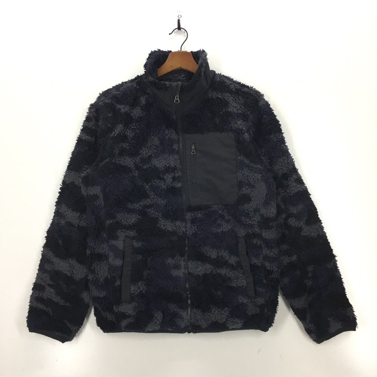 Uniqlo × Vintage Vintage Uniqlo Zip Up Camo Fleece Jacket Size US S / EU 44-46 / 1 - 1 Thumbnail