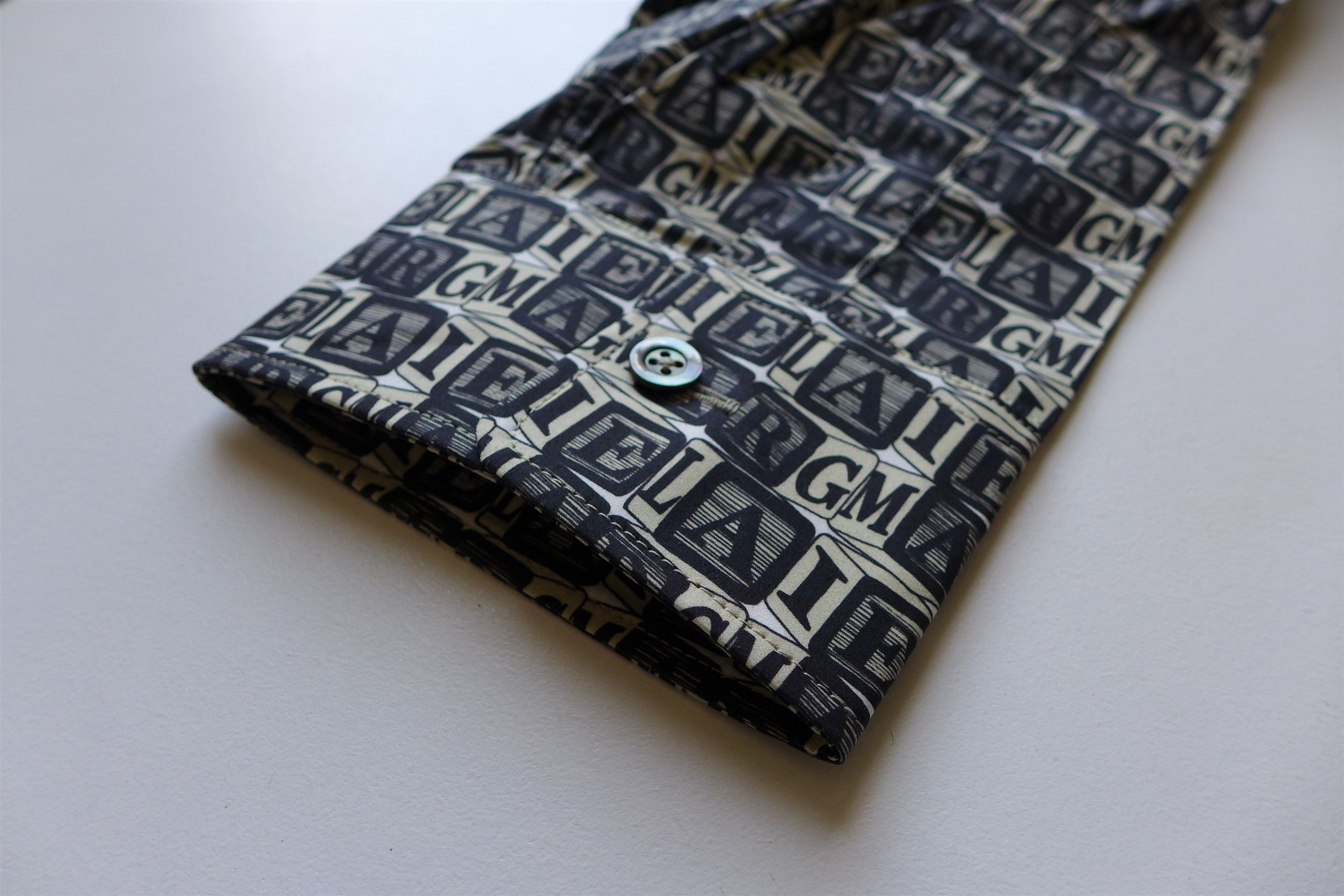Maison Margiela Margiela Cube Logo Printed Shirt Size US M / EU 48-50 / 2 - 16 Thumbnail