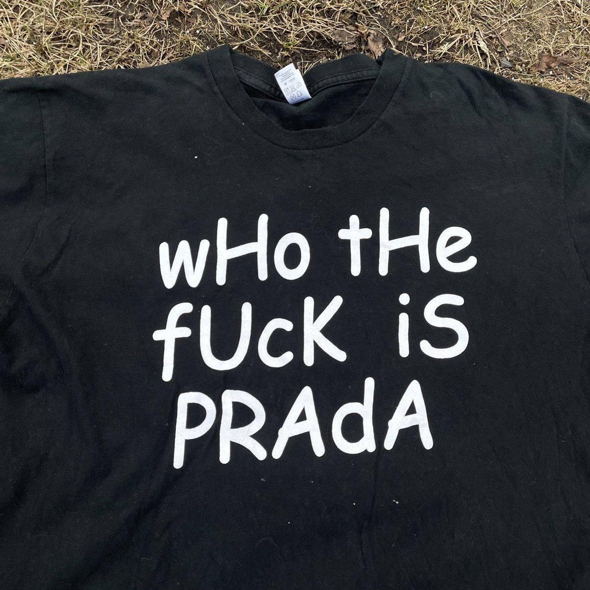 Vintage Vintage Y2K Graphic Tee Who The Fuck Is Prada Black Swag L Size US L / EU 52-54 / 3 - 4 Thumbnail