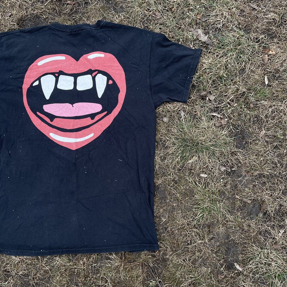 Vintage Vintage 90s Faded Black Graphic Tee Vampire Heart Punk M Size US M / EU 48-50 / 2 - 2 Thumbnail