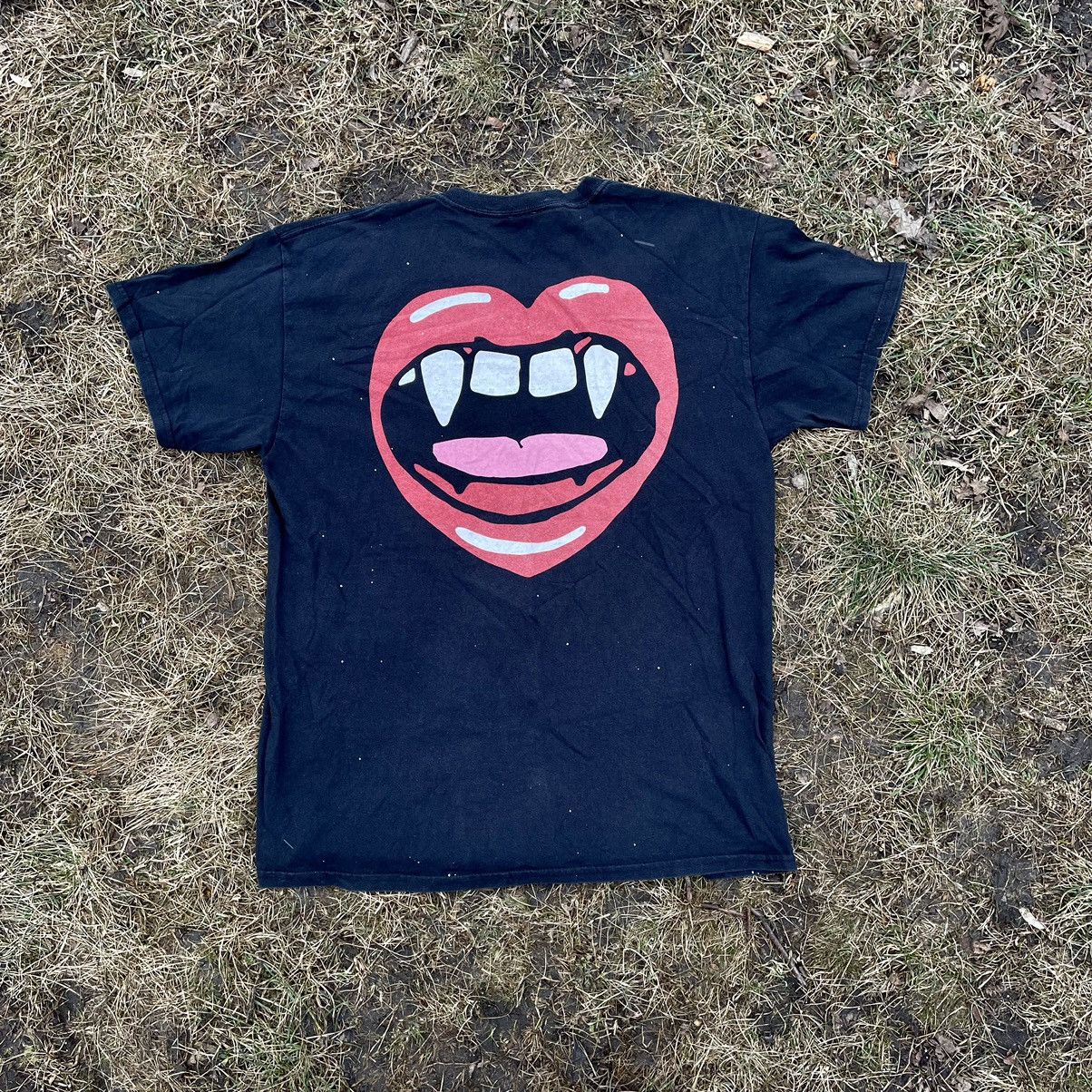 Vintage Vintage 90s Faded Black Graphic Tee Vampire Heart Punk M Size US M / EU 48-50 / 2 - 1 Thumbnail