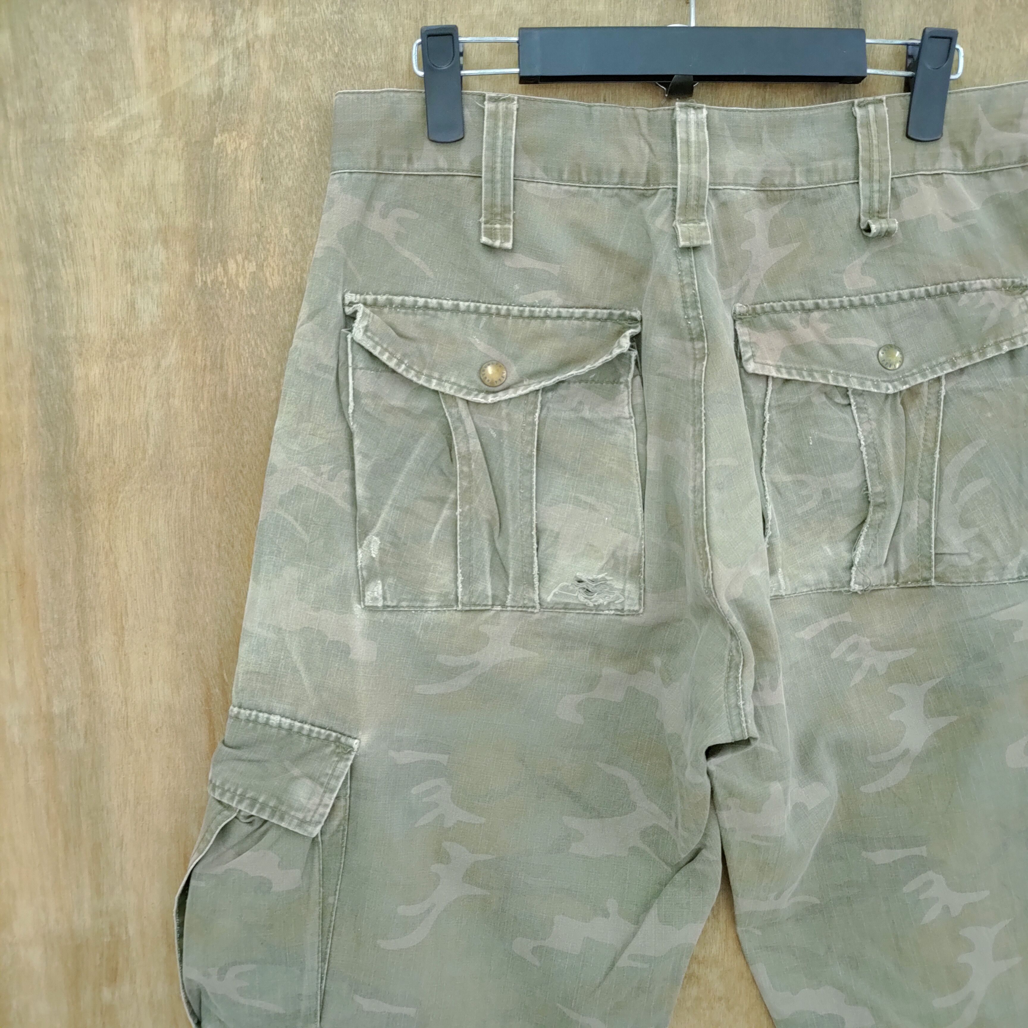 Vintage VINTAGE STABLE MAINSTREAM CAMO FADED BAGGY CARGO PANTS Size US 30 / EU 46 - 11 Thumbnail