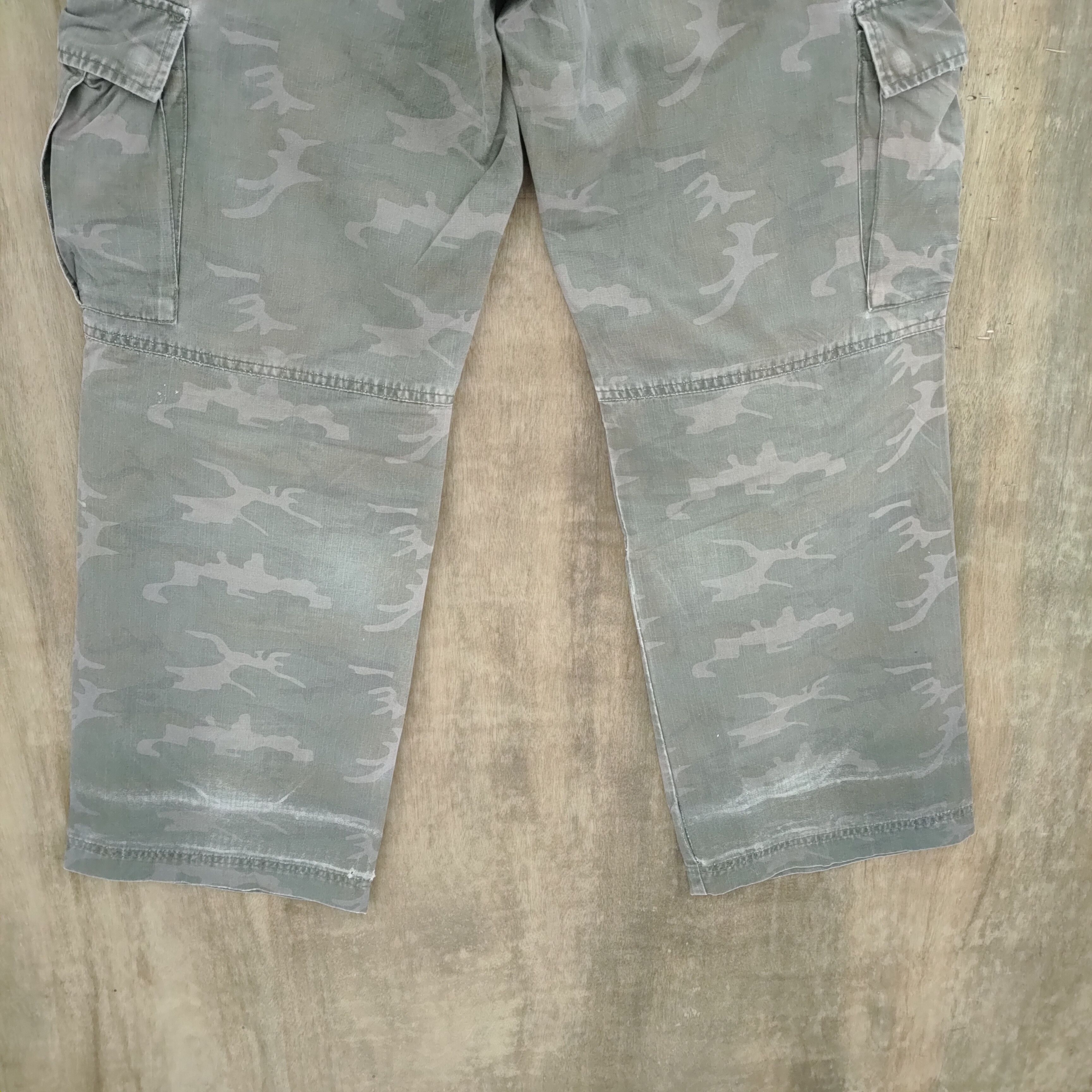 Vintage VINTAGE STABLE MAINSTREAM CAMO FADED BAGGY CARGO PANTS Size US 30 / EU 46 - 10 Thumbnail