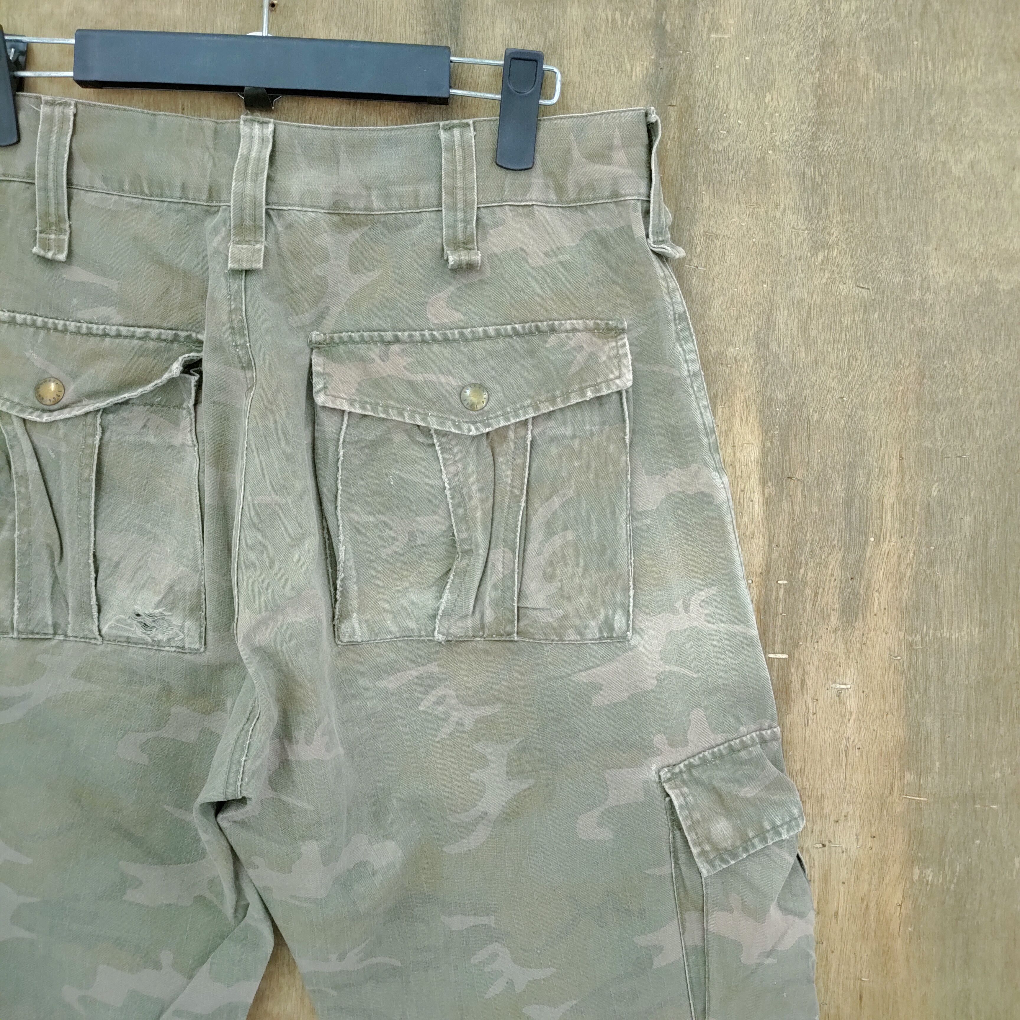 Vintage VINTAGE STABLE MAINSTREAM CAMO FADED BAGGY CARGO PANTS Size US 30 / EU 46 - 12 Thumbnail