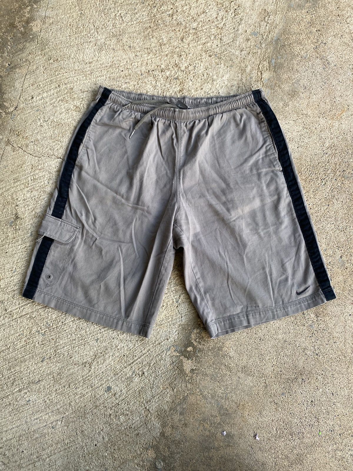 Nike × Vintage Vintage Y2K Nike Cargo Tan Grey Size Large Short Size US 32 / EU 48 - 1 Thumbnail