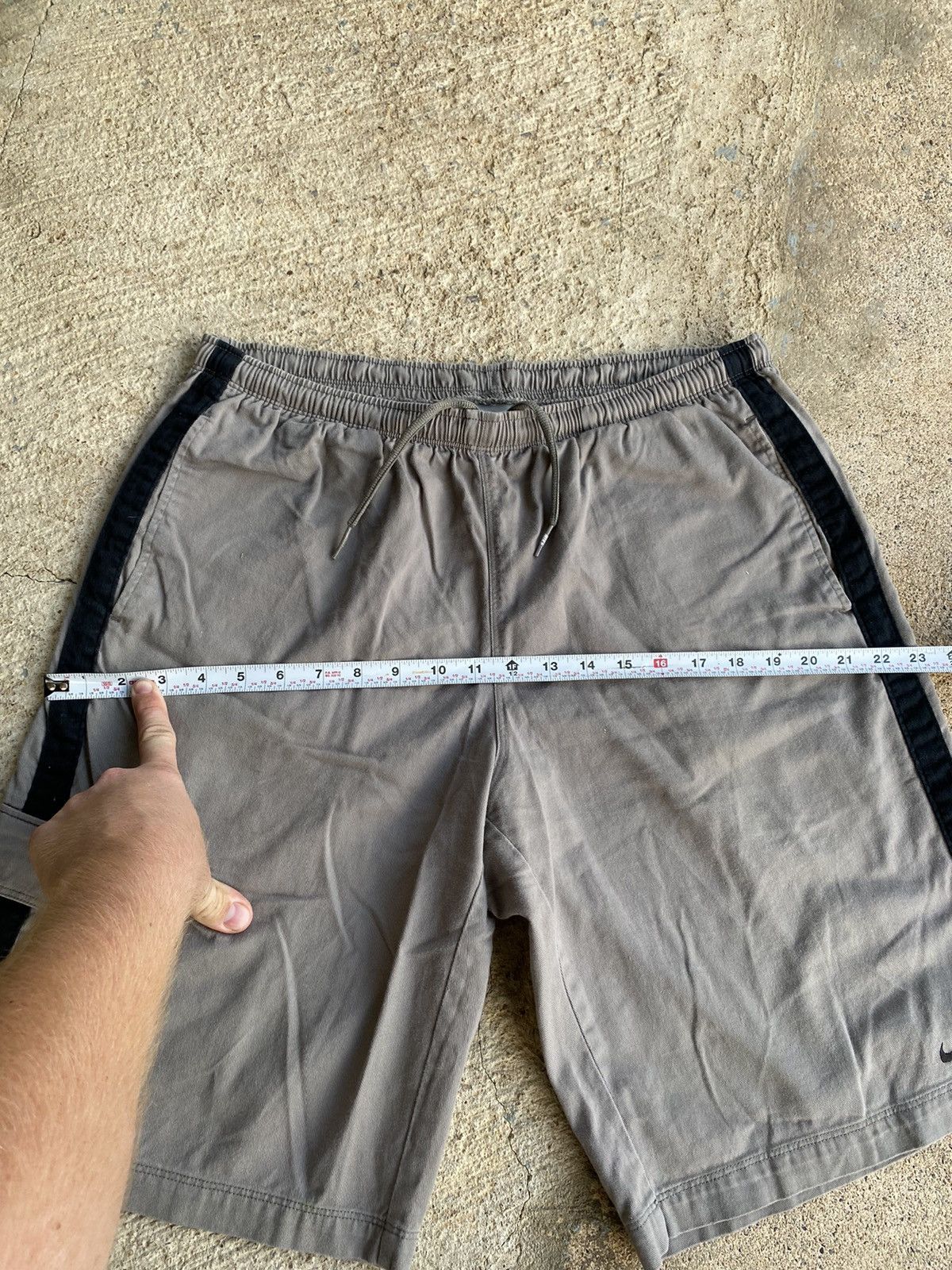 Nike × Vintage Vintage Y2K Nike Cargo Tan Grey Size Large Short Size US 32 / EU 48 - 8 Thumbnail