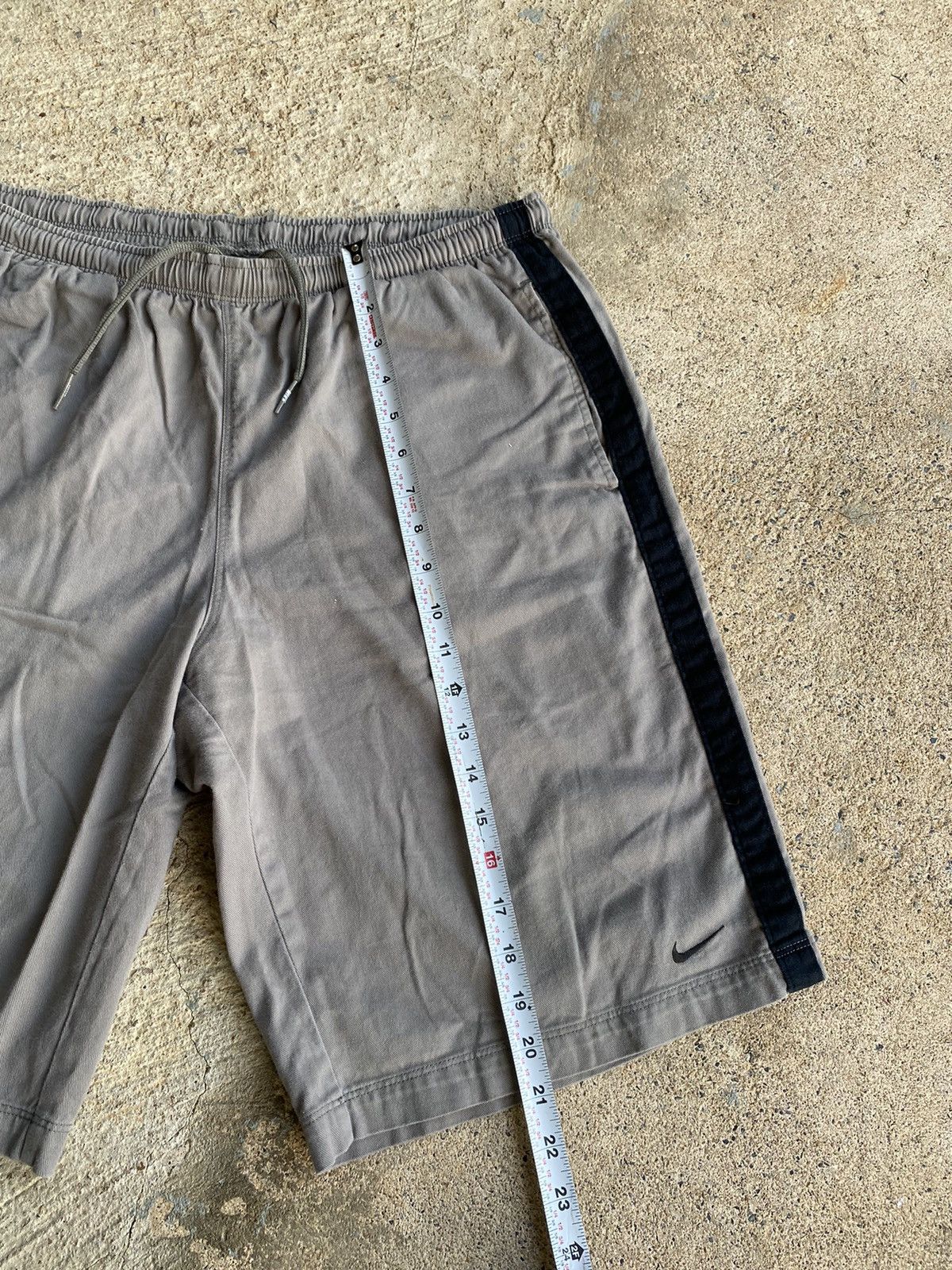 Nike × Vintage Vintage Y2K Nike Cargo Tan Grey Size Large Short Size US 32 / EU 48 - 9 Thumbnail