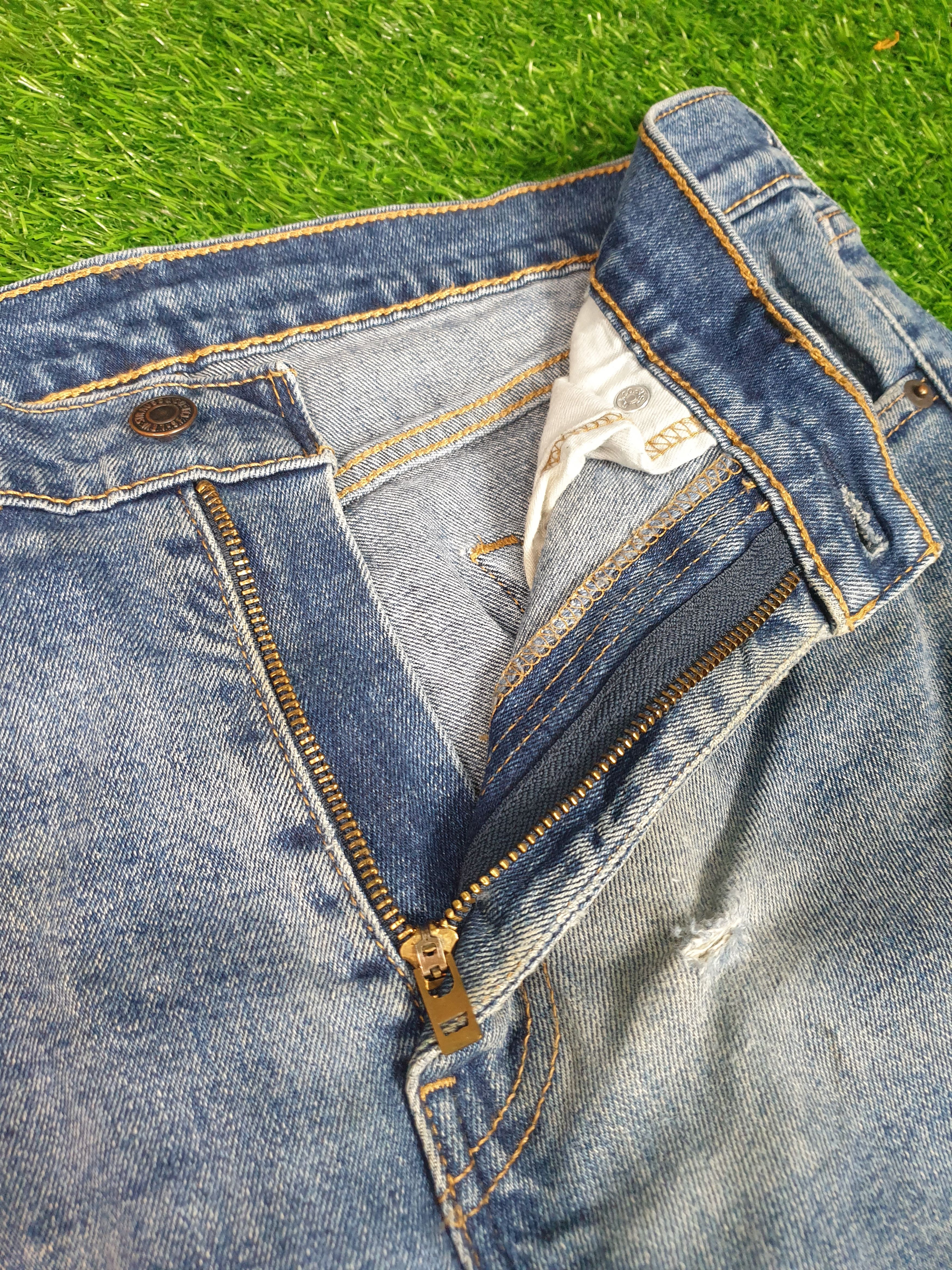 Levi's Vintage Clothing Vintage LEVIS 505 Medium Wash Faded Size 32X30 Jeans L0126 Size US 32 / EU 48 - 6 Thumbnail
