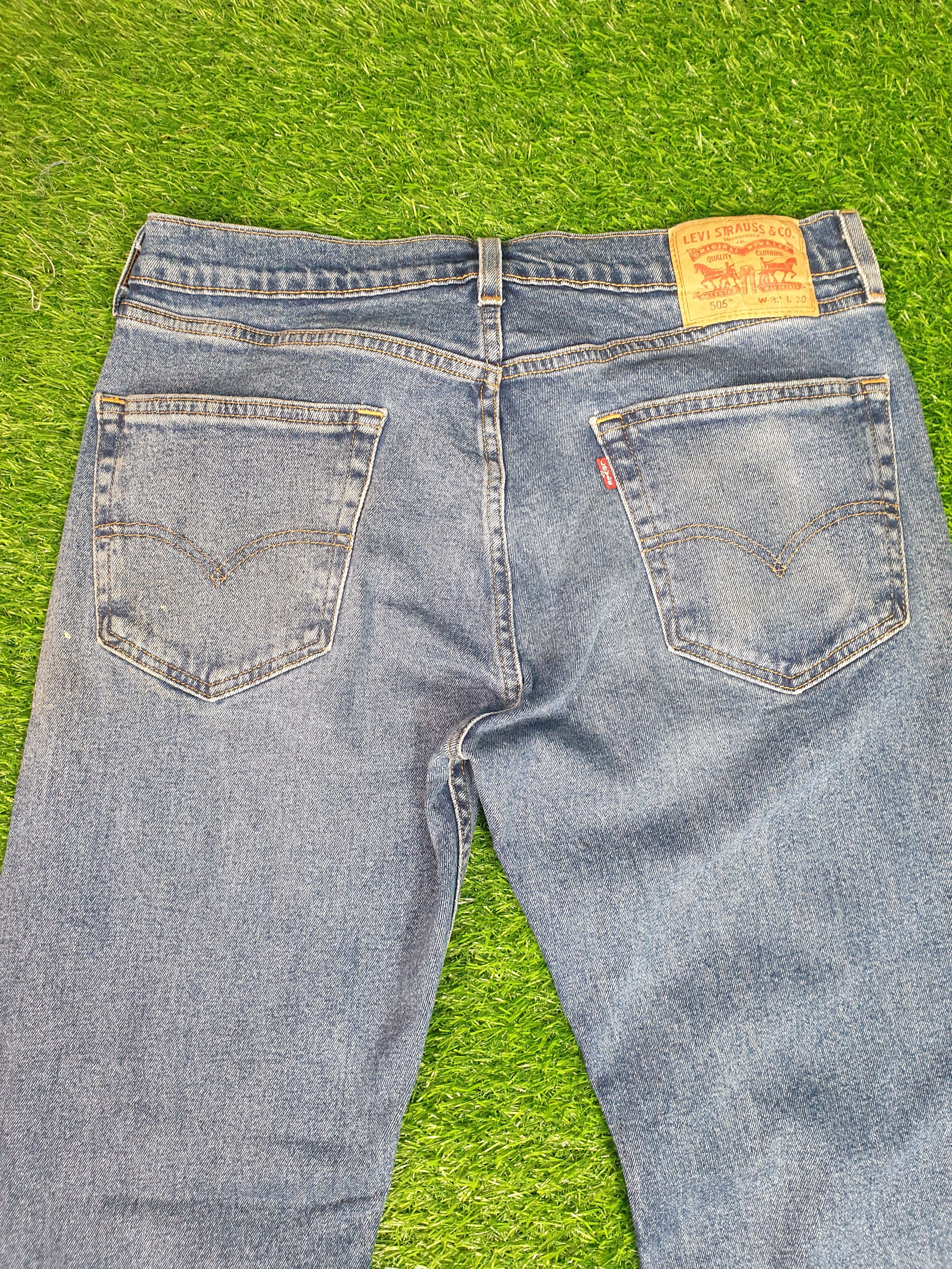 Levi's Vintage Clothing Vintage LEVIS 505 Medium Wash Faded Size 32X30 Jeans L0126 Size US 32 / EU 48 - 8 Thumbnail