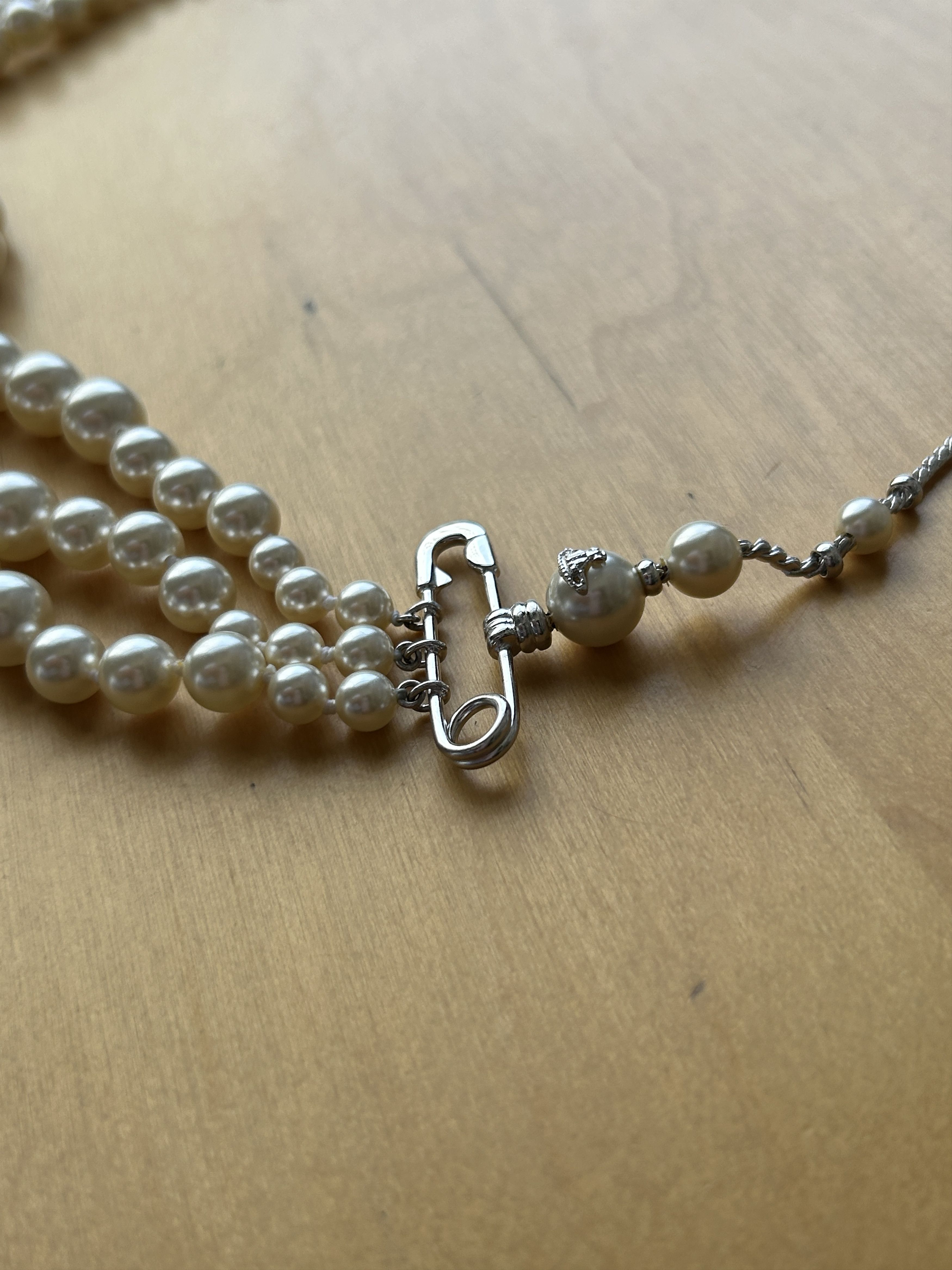 Vivienne Westwood Epic 3 row Pearl necklace w/ paper clip / safety pin & orb Size ONE SIZE - 4 Thumbnail