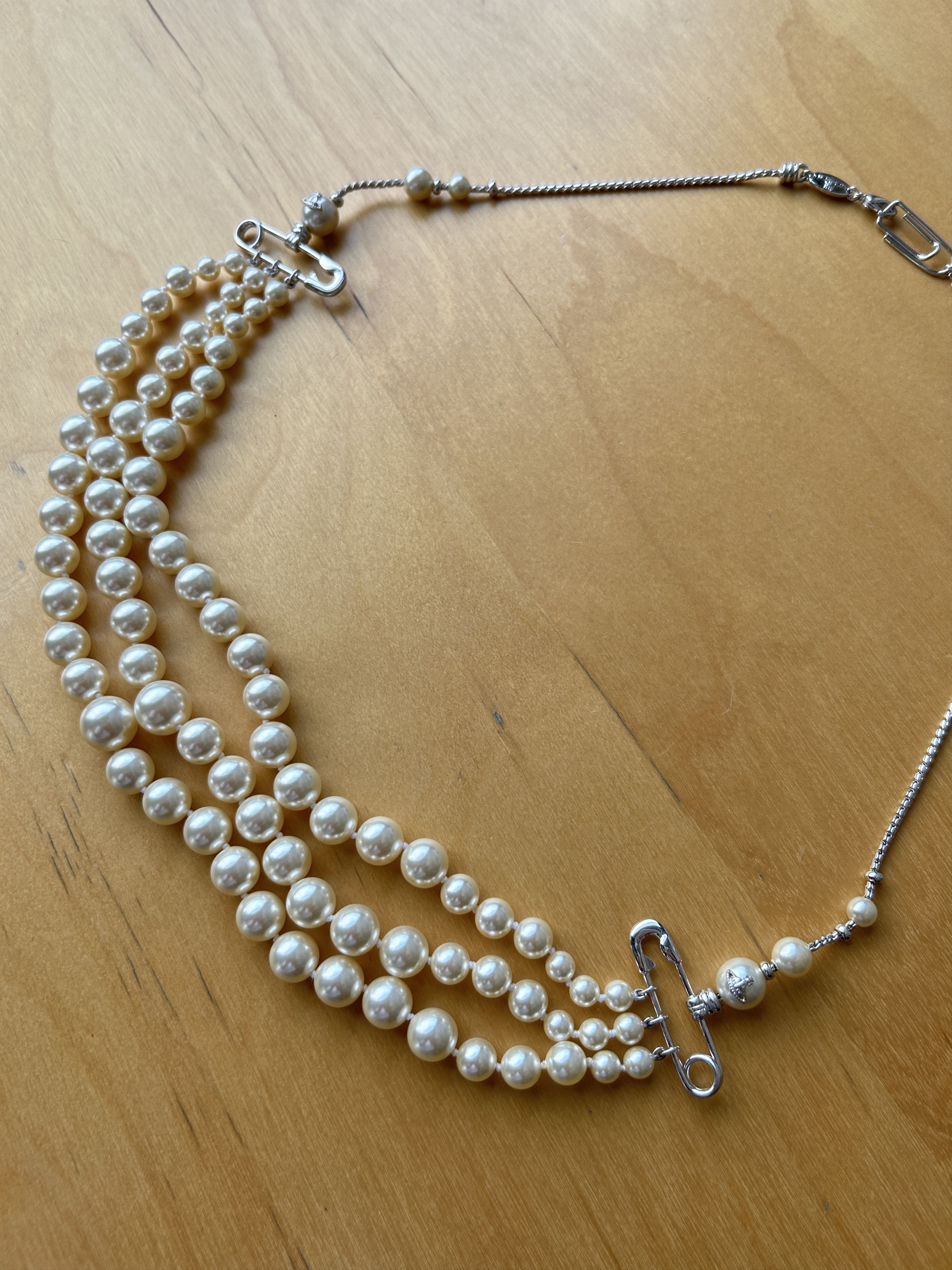 Vivienne Westwood Epic 3 row Pearl necklace w/ paper clip / safety pin & orb Size ONE SIZE - 2 Thumbnail