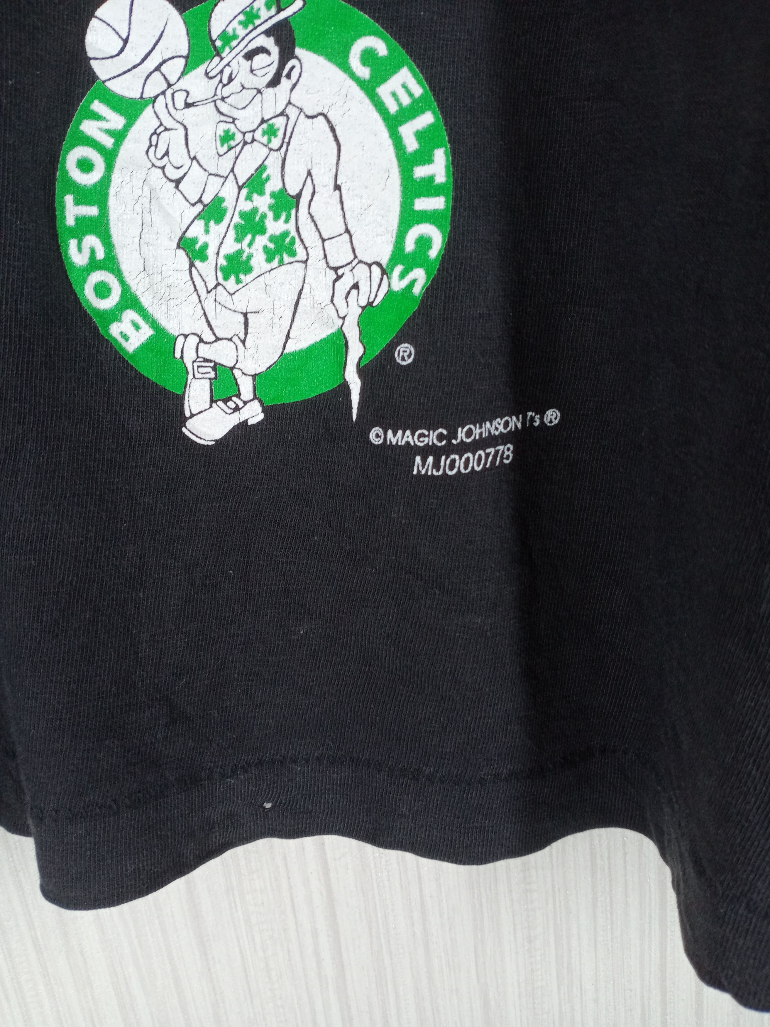 NBA Vintage 90s Boston Celtics Magic Johnson NBA Tshirt Size US L / EU 52-54 / 3 - 3 Thumbnail