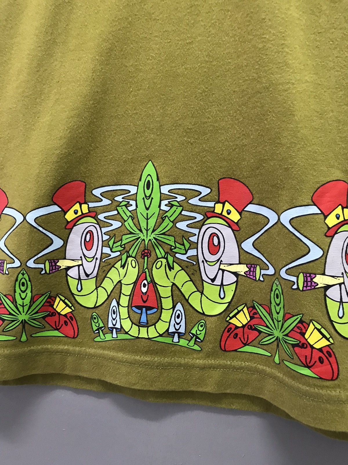 Japanese Brand Vintage Sarcastic Homme Smoked Caterpillar Tee Size US L / EU 52-54 / 3 - 6 Thumbnail