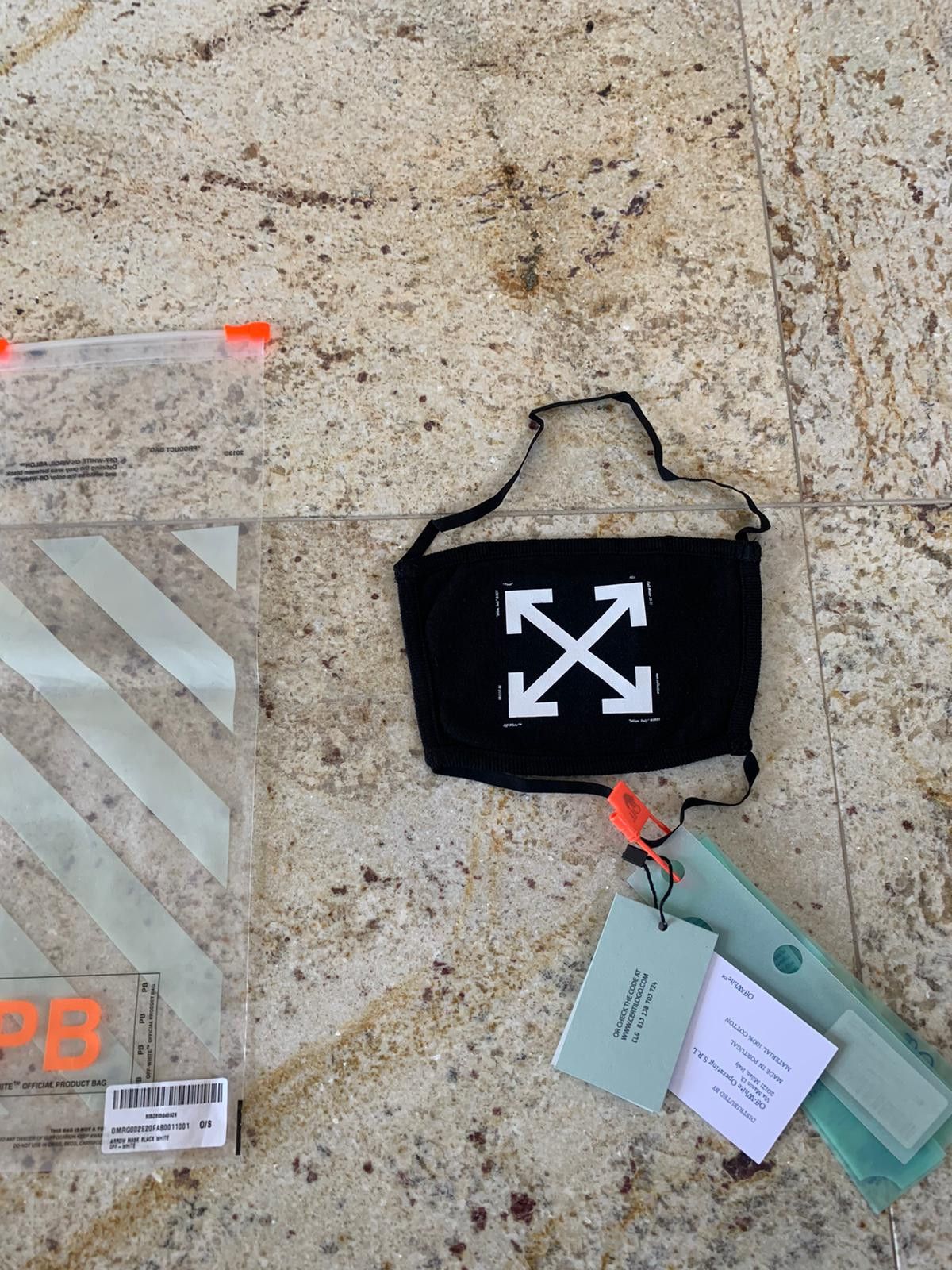 Off-White Arrow Mask in Black Size ONE SIZE - 2 Thumbnail