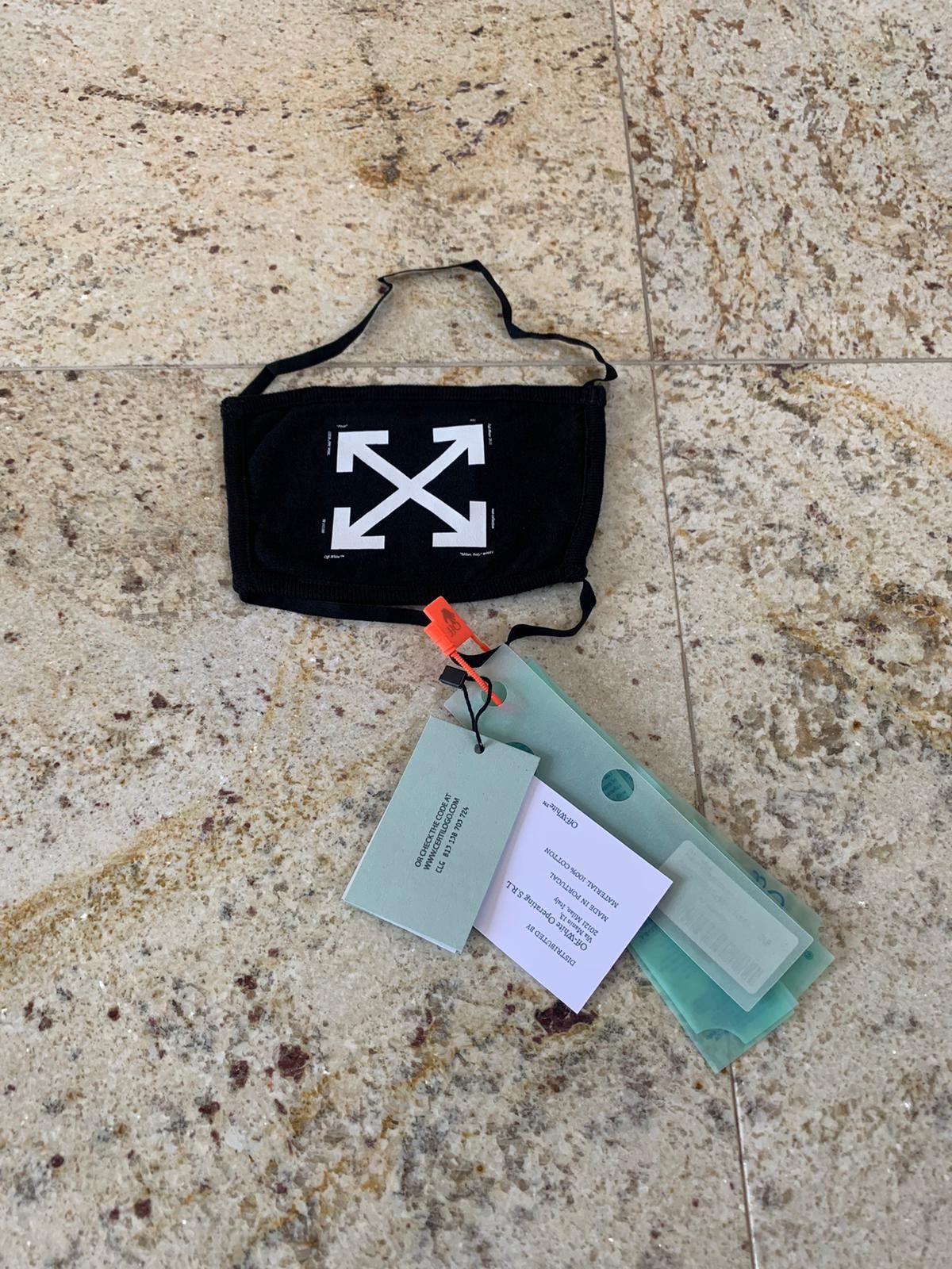 Off-White Arrow Mask in Black Size ONE SIZE - 1 Thumbnail