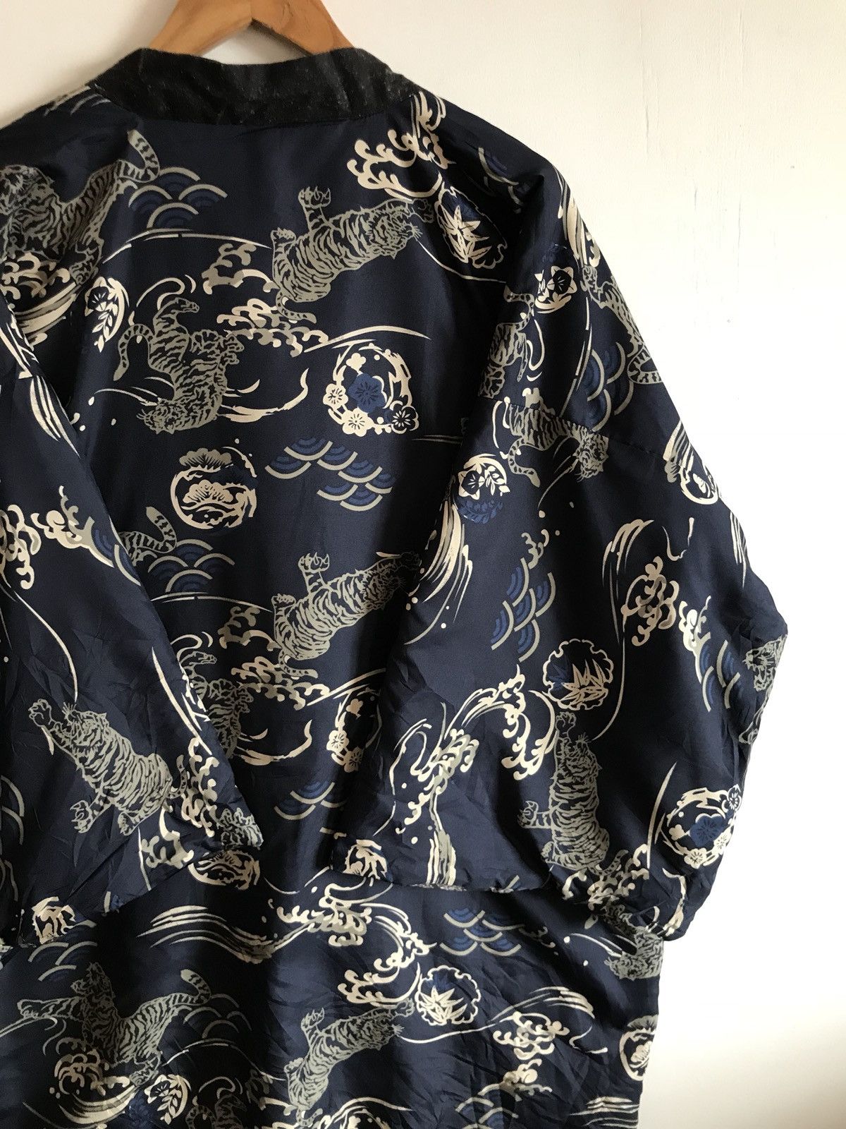 Japanese Brand × Vintage Vintage Japanese Handmade Quilted Kimono Tiger Over Print Size US L / EU 52-54 / 3 - 5 Thumbnail