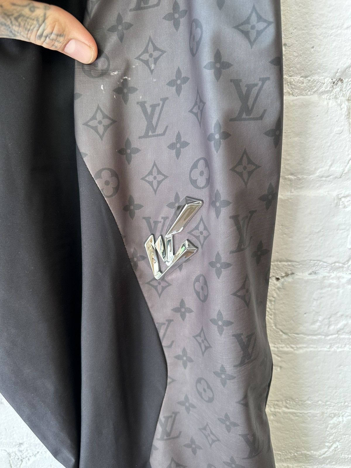 Louis Vuitton × Virgil Abloh LV Virgil Louis Vuitton Jogger Logo Pants Fits L- XXL Size US 34 / EU 50 - 6 Thumbnail