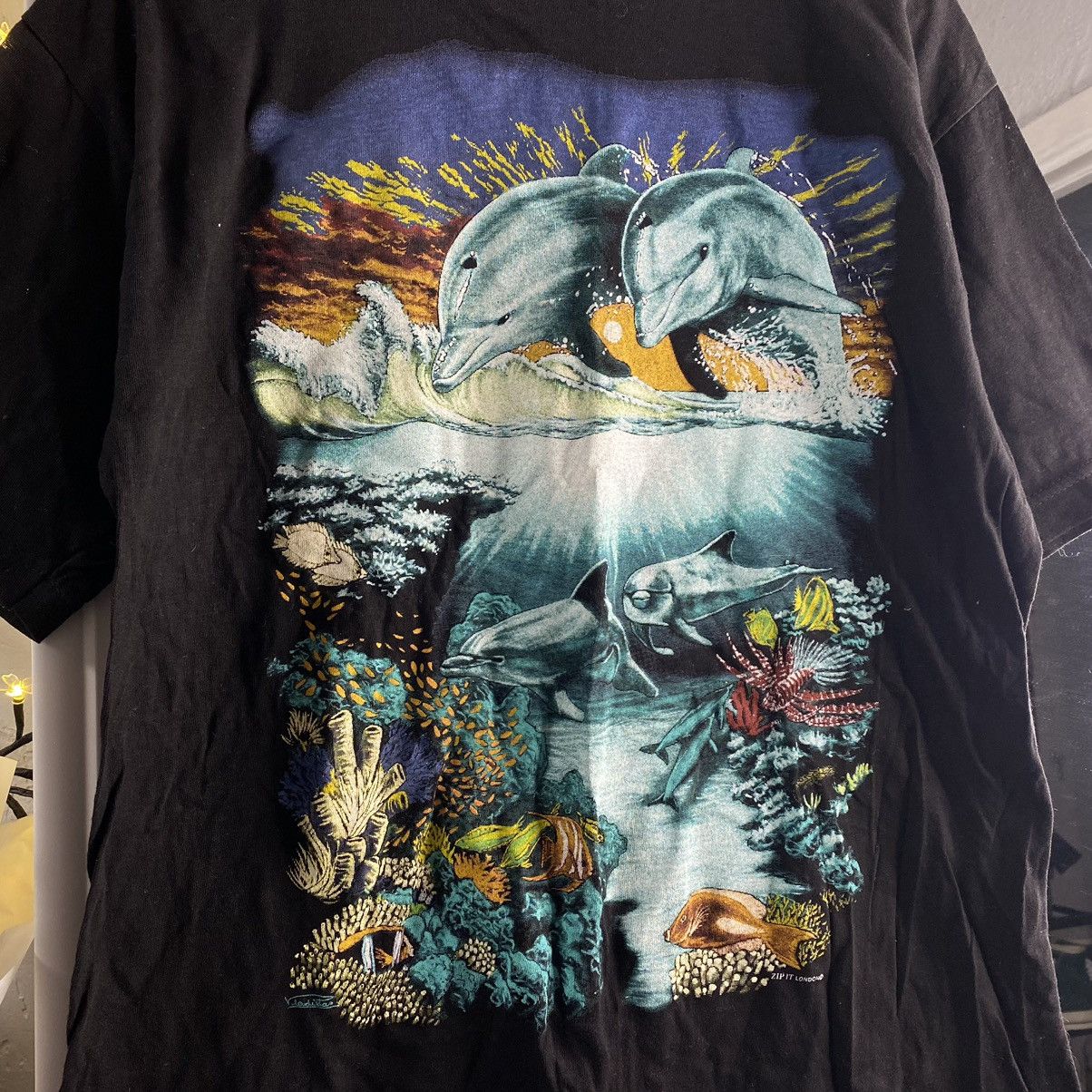 Other VINTAGE 90s DOLPHINS ANIMALS 3D MULTICOLOUR BOXY T SHIRT Size US M / EU 48-50 / 2 - 2 Thumbnail
