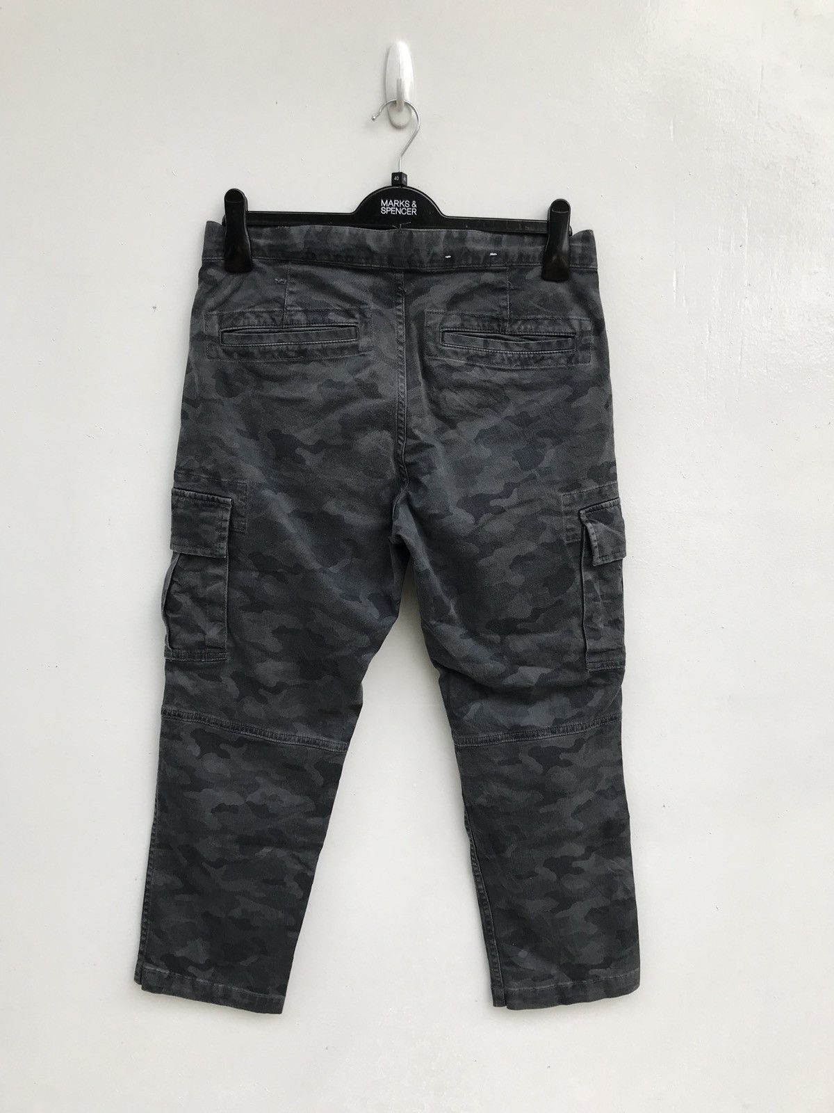 Japanese Brand × Uniqlo Uniqlo Camouflage Cargo Cropped Pants Size US 30 / EU 46 - 2 Thumbnail