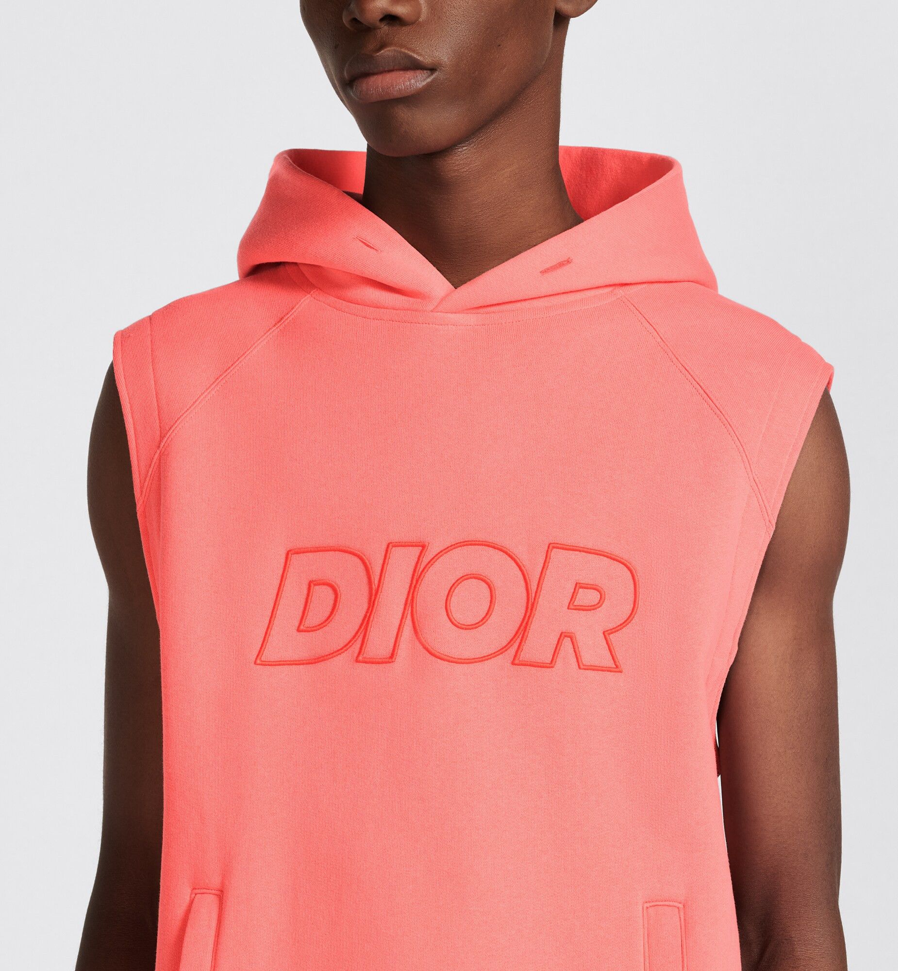 Shop Christian Dior OVERSIZED SLEEVELESS HOODED SWEATSHIRT  (393J638A0854_C282) by amakin-skywalker