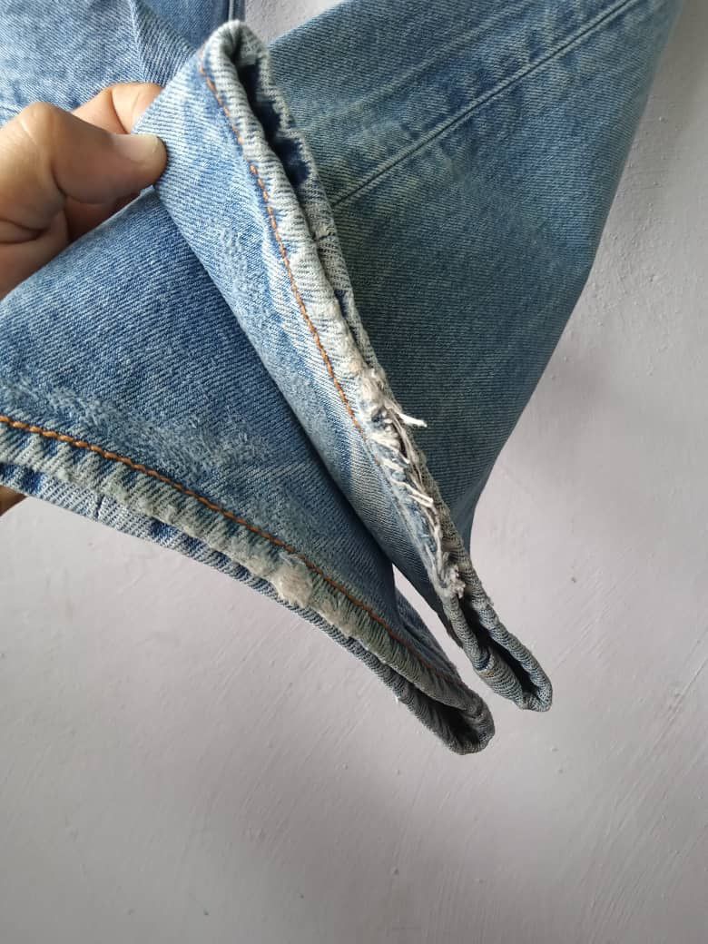 Levi's Vintage Clothing Vintage Levis 501 Distressed Medium Wash Ripped Denim Size US 31 - 13 Thumbnail