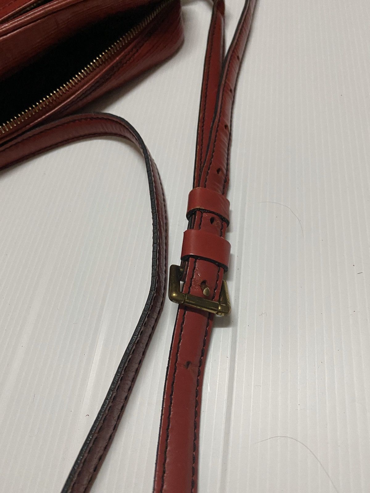 Louis Vuitton Authentic vintage Louis Vuitton Trocadero in epi Size ONE SIZE - 14 Thumbnail