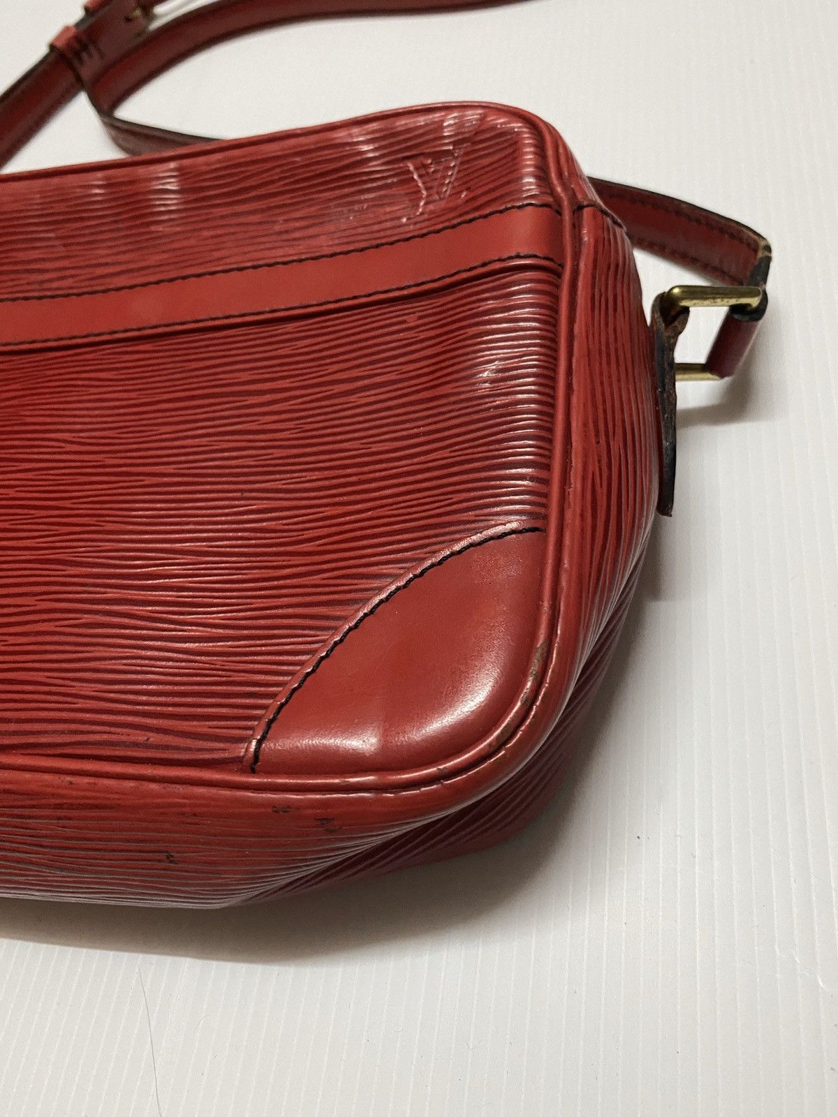 Louis Vuitton Authentic vintage Louis Vuitton Trocadero in epi Size ONE SIZE - 4 Thumbnail