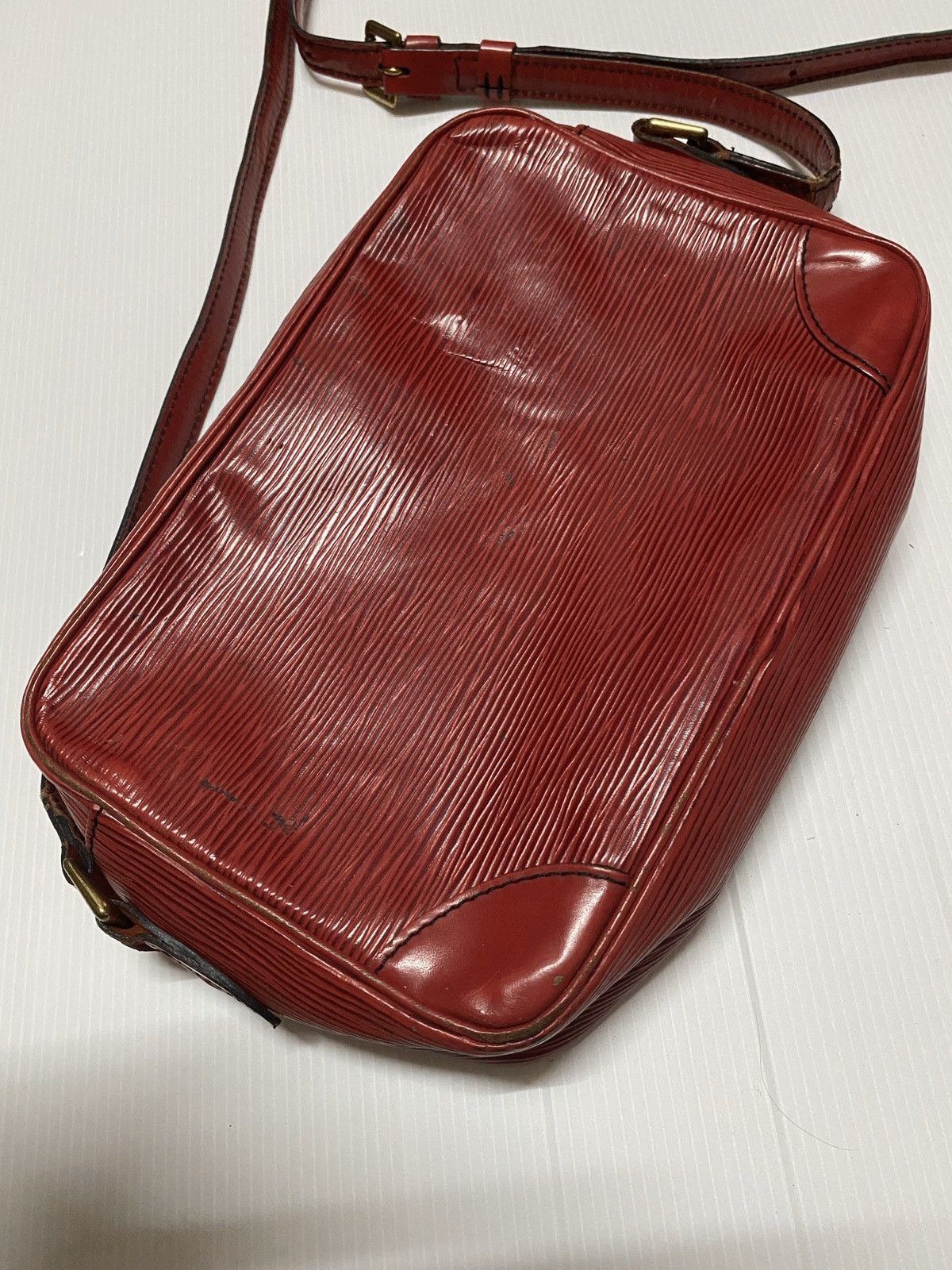 Louis Vuitton Authentic vintage Louis Vuitton Trocadero in epi Size ONE SIZE - 2 Thumbnail