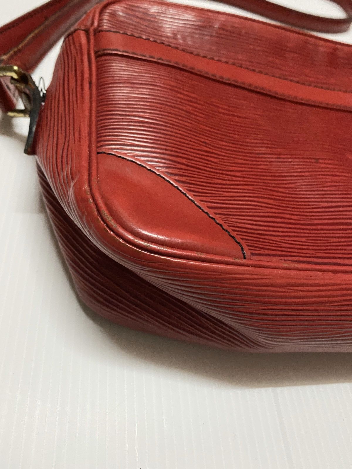 Louis Vuitton Authentic vintage Louis Vuitton Trocadero in epi Size ONE SIZE - 5 Thumbnail