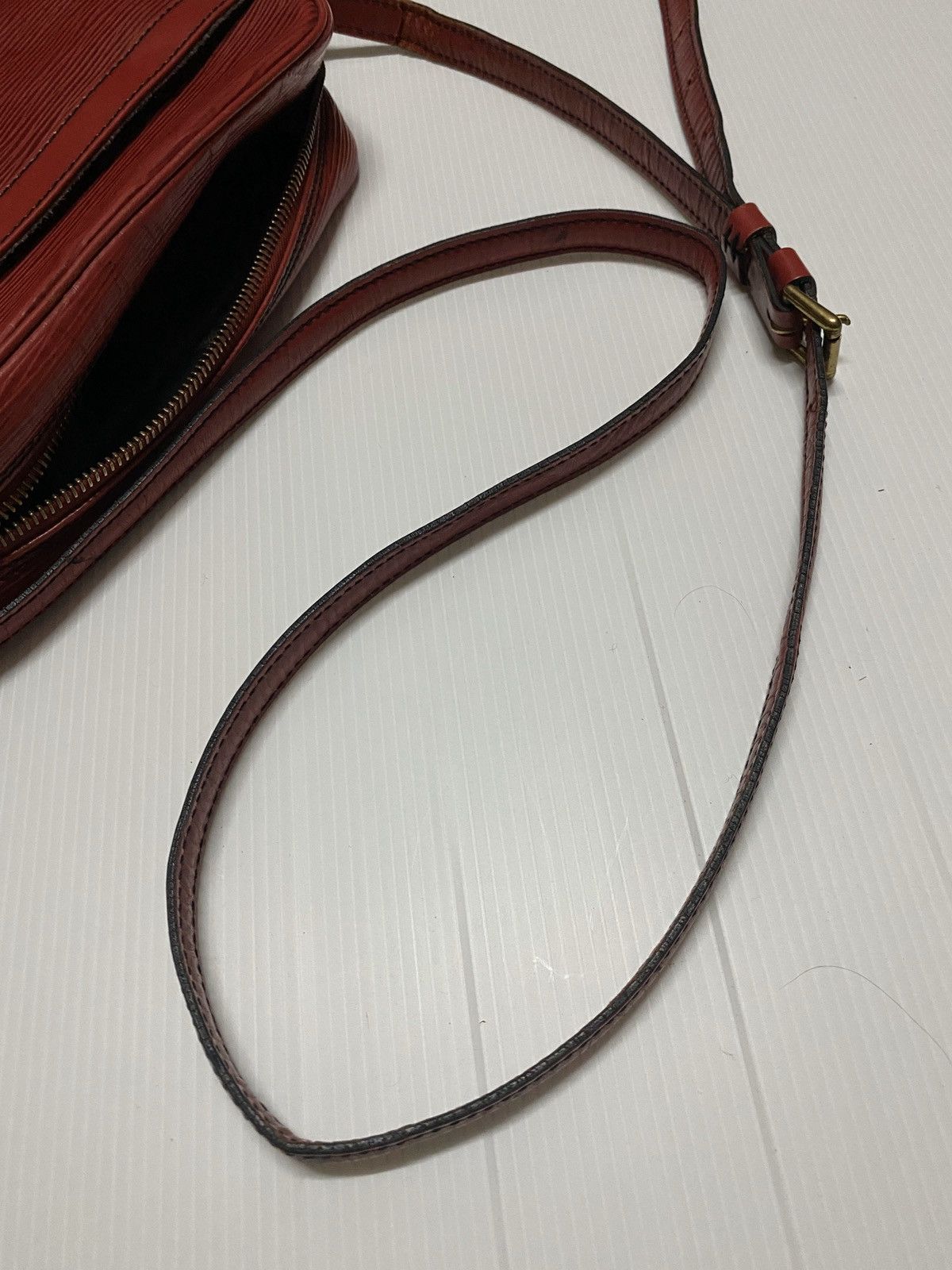 Louis Vuitton Authentic vintage Louis Vuitton Trocadero in epi Size ONE SIZE - 13 Thumbnail