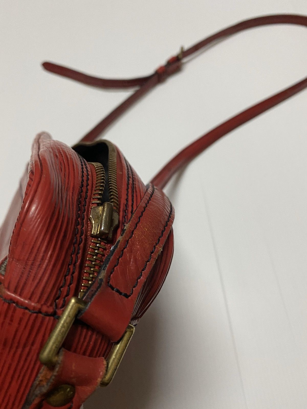 Louis Vuitton Authentic vintage Louis Vuitton Trocadero in epi Size ONE SIZE - 15 Thumbnail