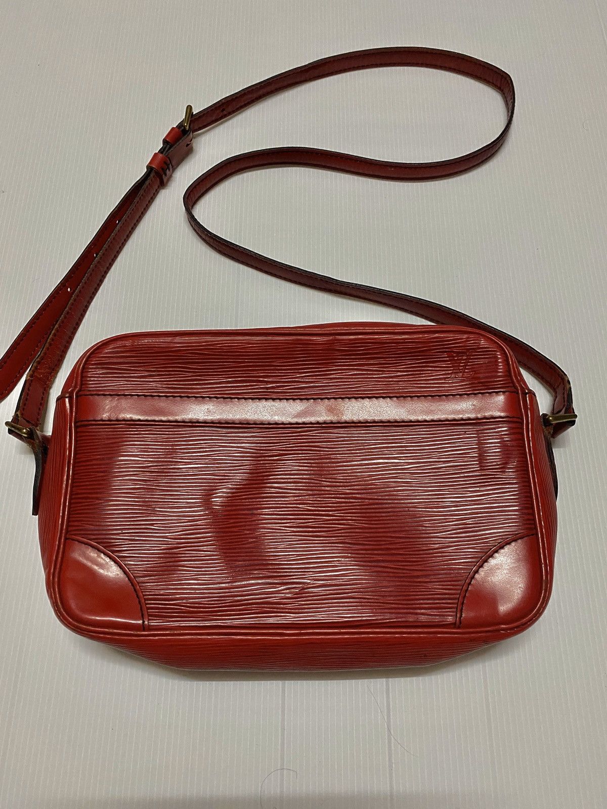 Louis Vuitton Authentic vintage Louis Vuitton Trocadero in epi Size ONE SIZE - 1 Thumbnail