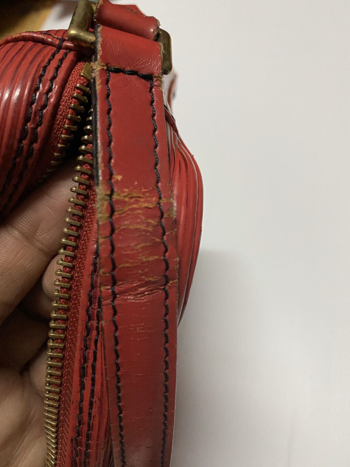 Louis Vuitton Authentic vintage Louis Vuitton Trocadero in epi Size ONE SIZE - 17 Thumbnail