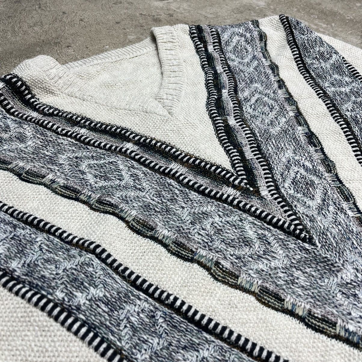 Vintage RARE COOGI STYLE 1990s VINTAGE V NECK KNITTED SWEATER № 1181 Size US L / EU 52-54 / 3 - 3 Thumbnail