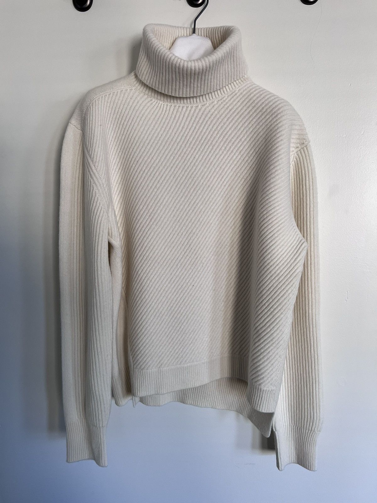 image of Alexander Mcqueen $1K+ Aw21 Mainline Asymmetric Turtleneck, L, Mi Italy in Ivory/Off/White (Size La