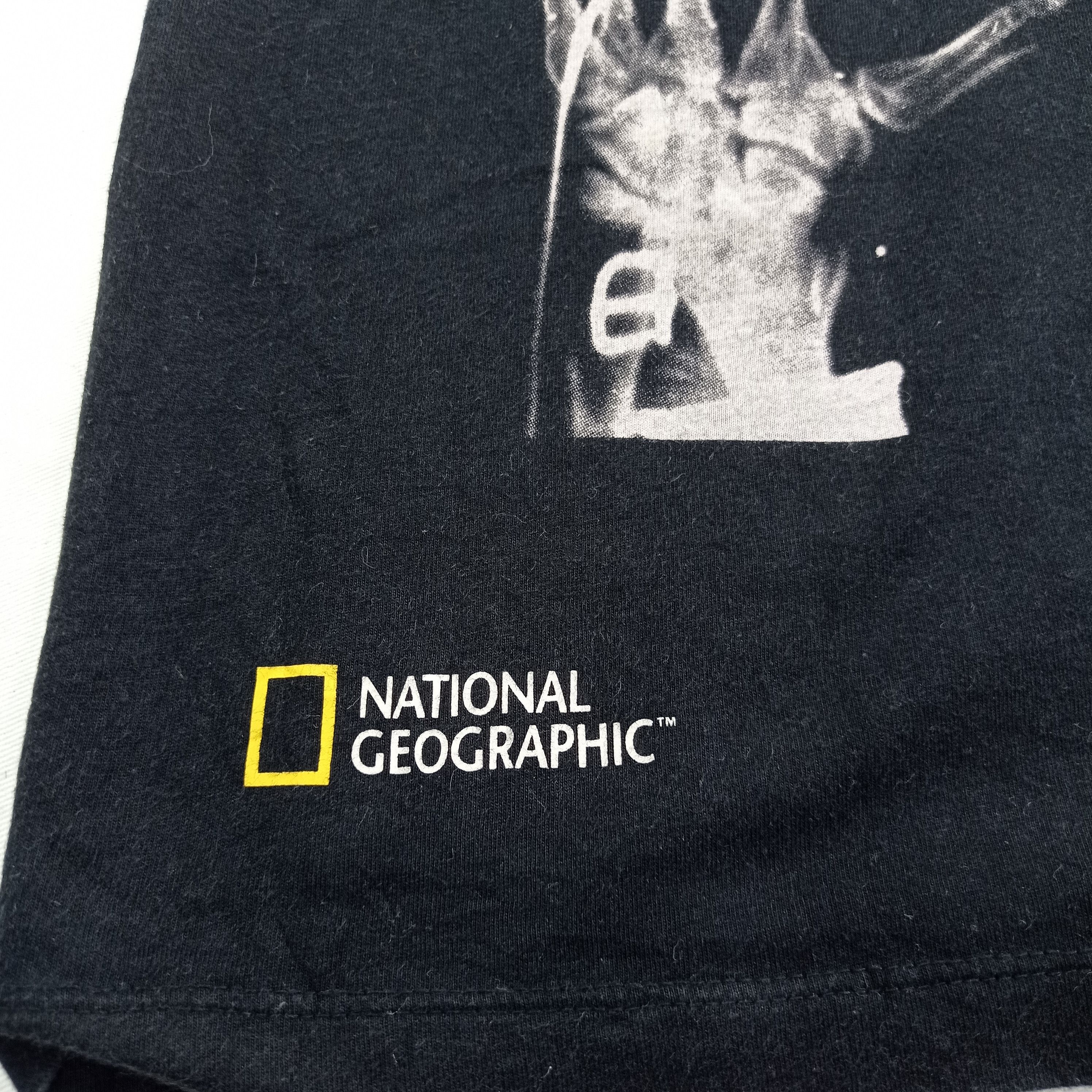 Arts & Science Nasional Geographic V neck T Shirts Size US M / EU 48-50 / 2 - 6 Thumbnail