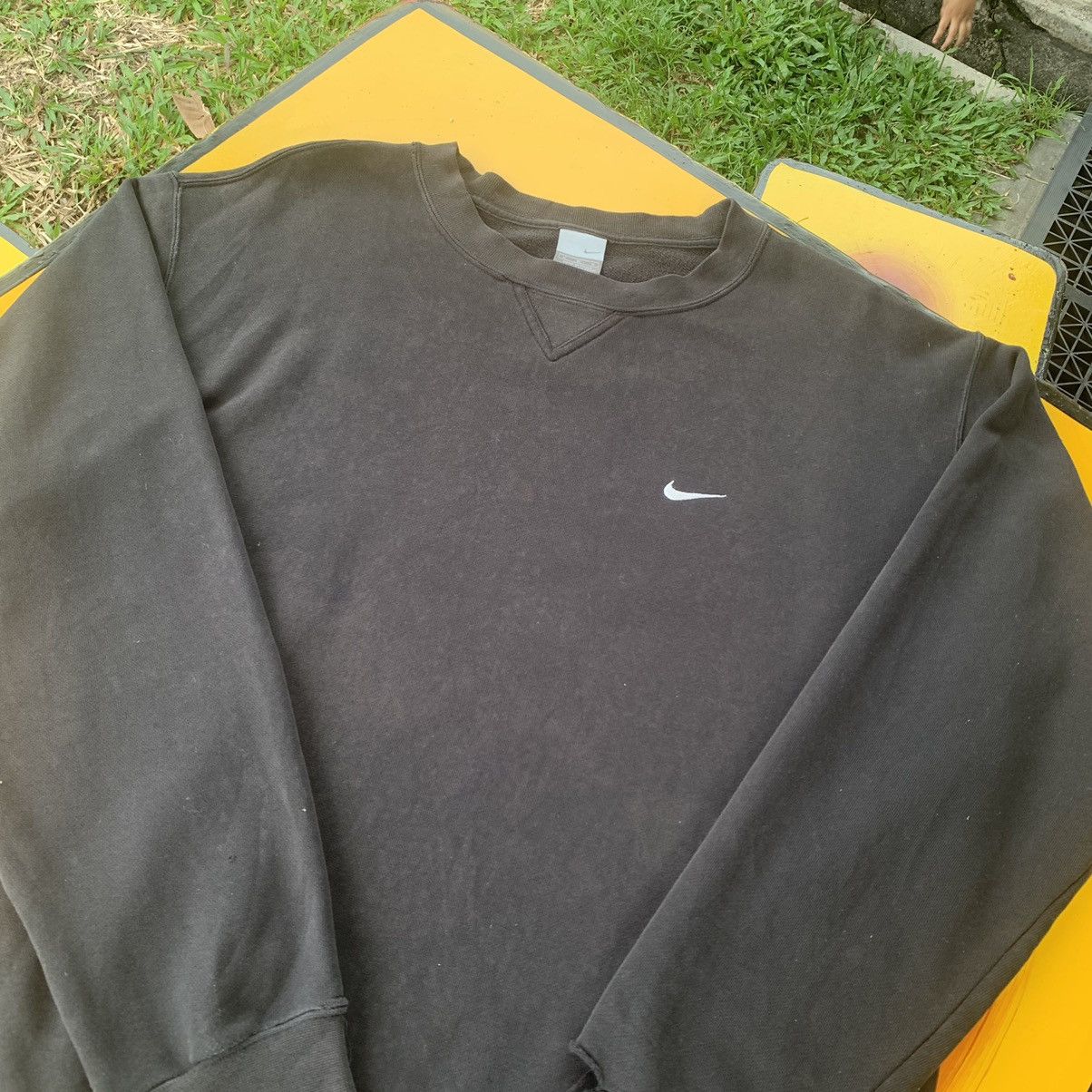 Nike THRASHED !!! Nike sweatshirt vintage small swoosh distressed Size US M / EU 48-50 / 2 - 8 Thumbnail