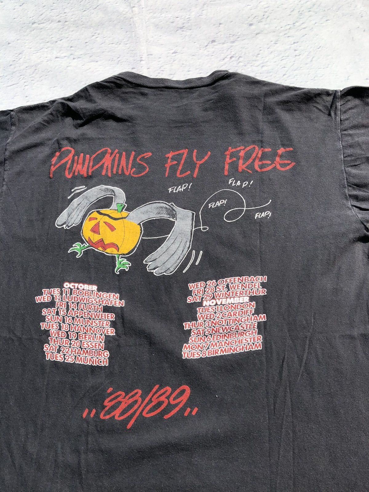 Band Tees Vintage 1988 Helloween Pumpkins Fly Free Faded Black Tee Size US L / EU 52-54 / 3 - 14 Thumbnail