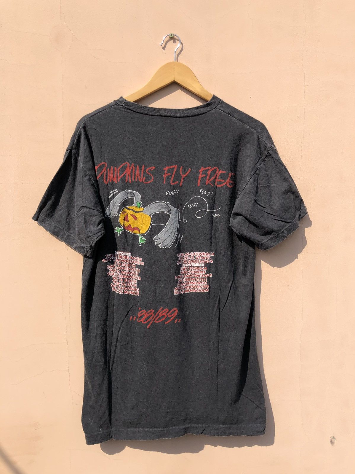 Band Tees Vintage 1988 Helloween Pumpkins Fly Free Faded Black Tee Size US L / EU 52-54 / 3 - 2 Thumbnail