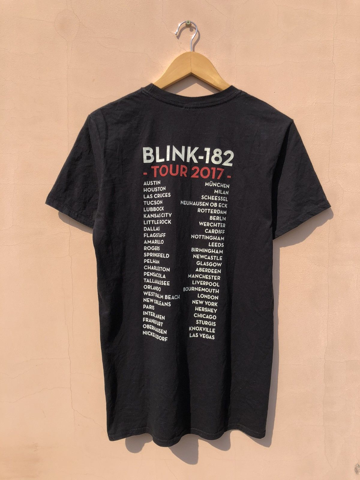 Band Tees Vintage 2000s Blink-182 Black Tee (Green Day Sum 41) Size US M / EU 48-50 / 2 - 2 Thumbnail